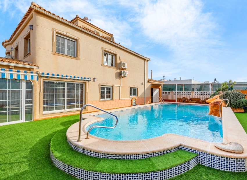 Resale - Villa -
Torrevieja