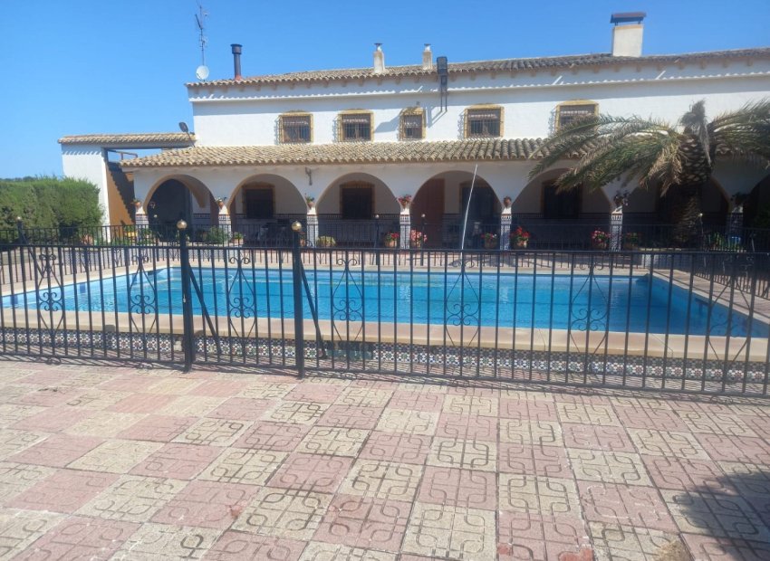 Resale - Villa -
Villena