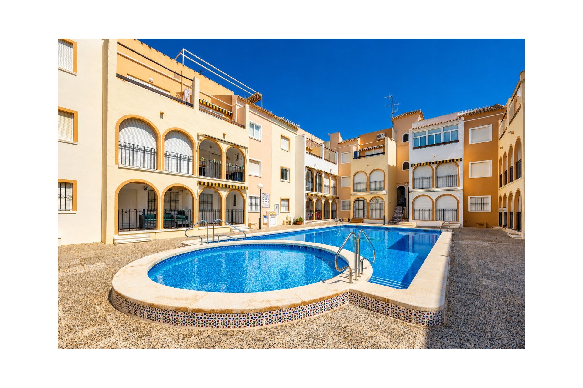 Reventa - Bungalow -
Torrevieja - playa de los naufragos