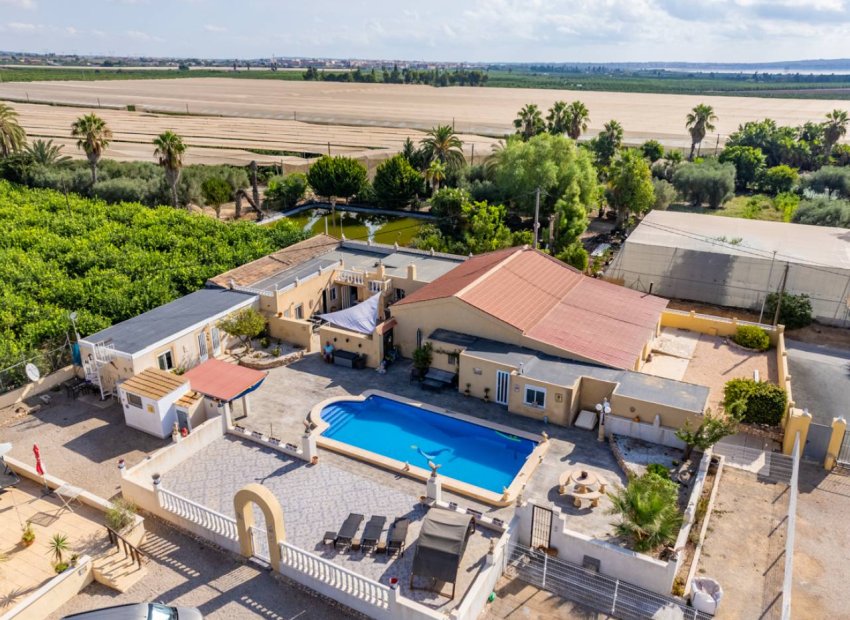 Reventa - Finca -
Los Montesinos
