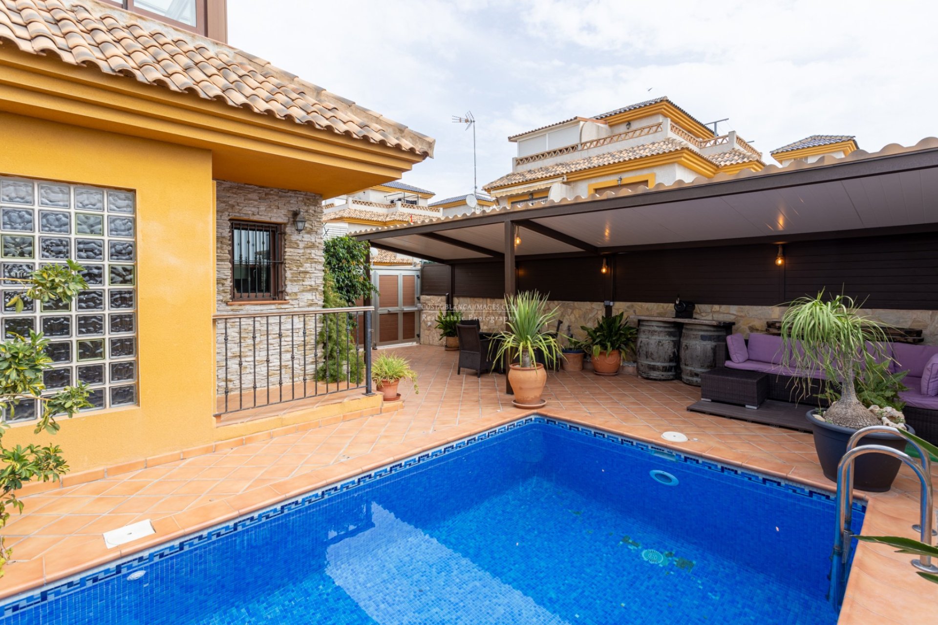 Reventa - Villa -
Los Montesinos - La Herrada