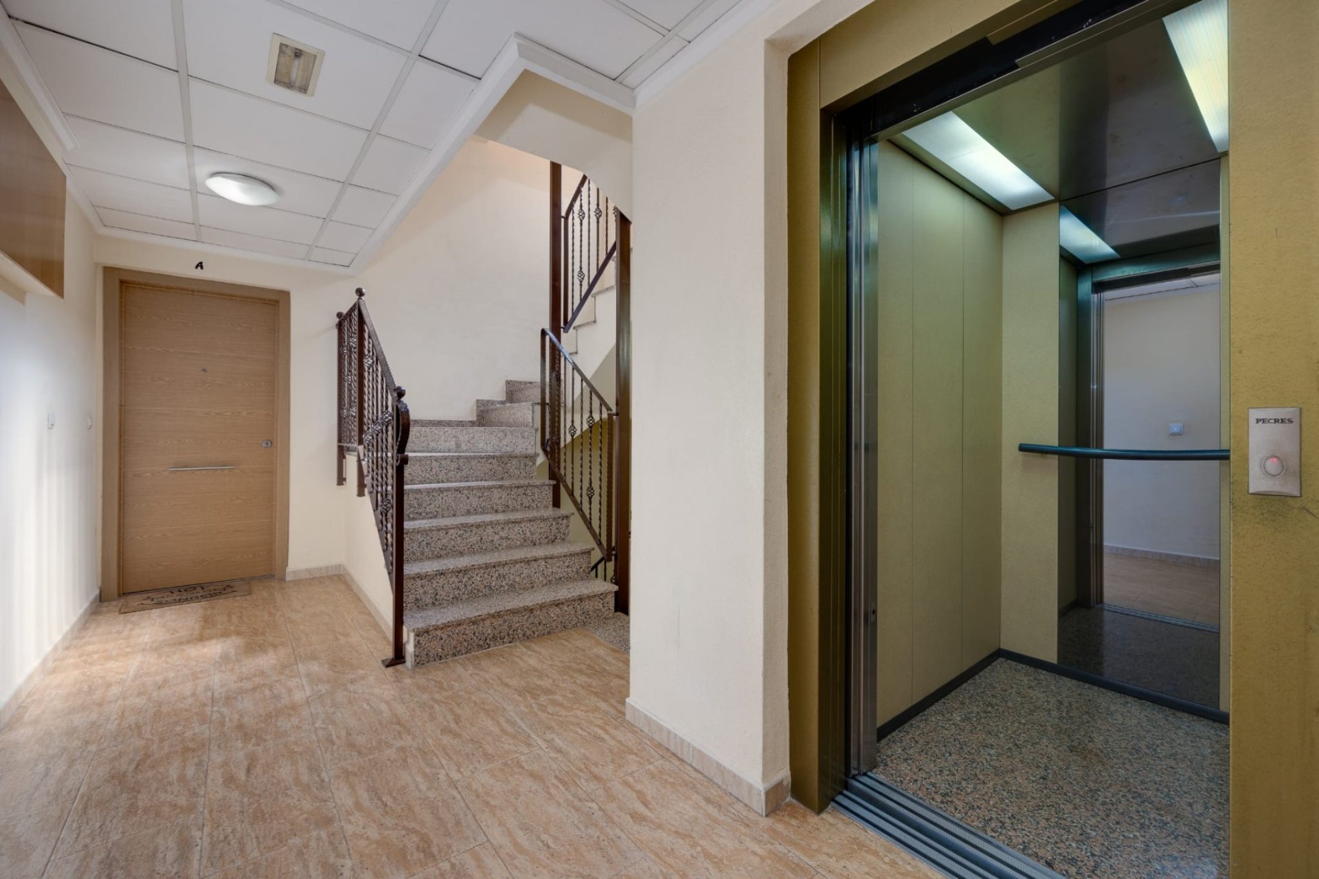 Ruim 3-slaapkamer appartement in Jacarilla centrum met balkon en lift