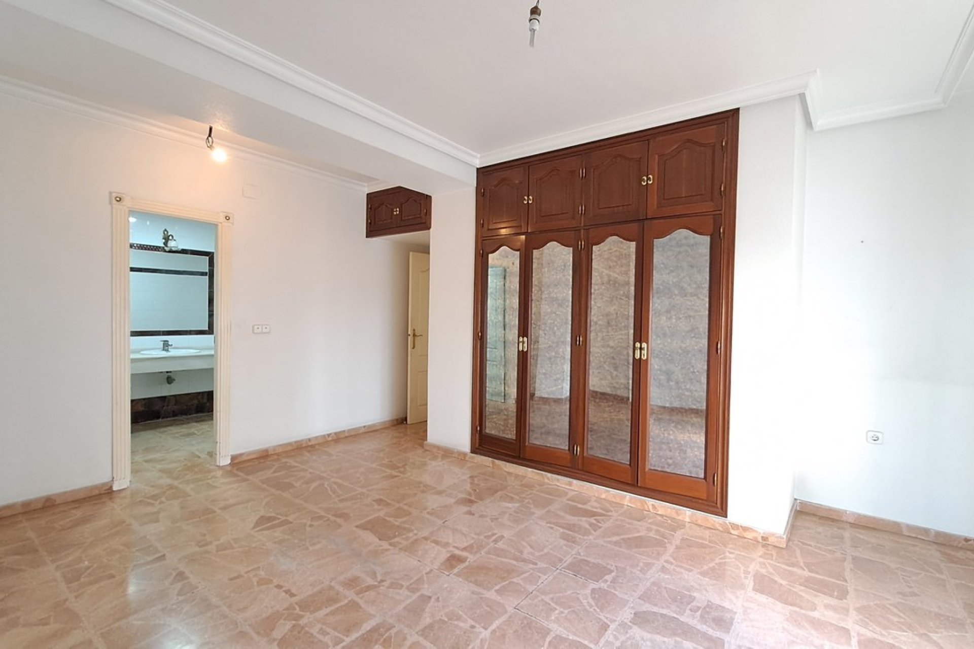 Ruim 5-slaapkamer appartement in centrum Torrevieja nabij strand