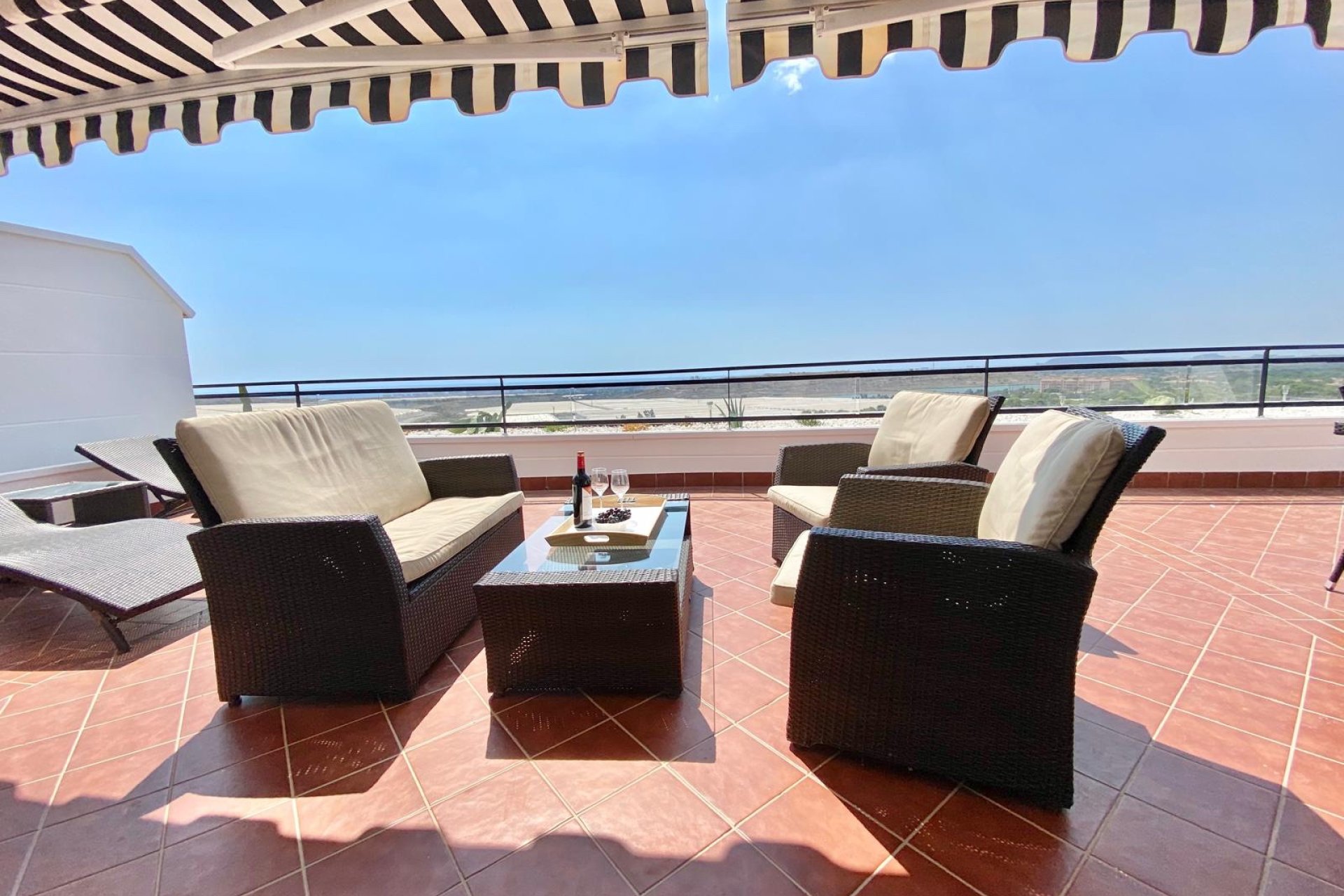 Ruim appartement met 2 slaapkamers, groot terras en zwembad in Mutxamel, Costa Blanca