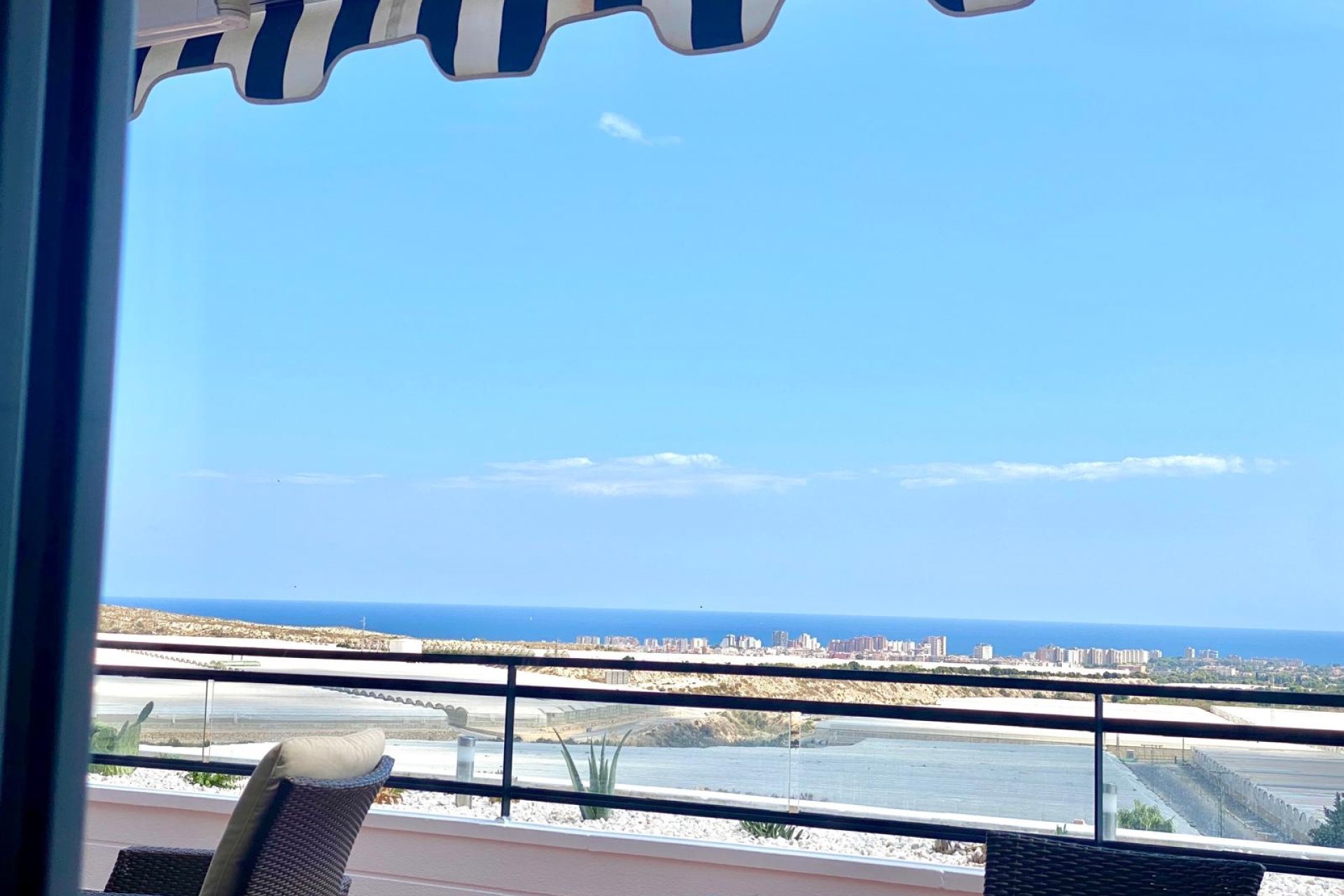 Ruim appartement met 2 slaapkamers, groot terras en zwembad in Mutxamel, Costa Blanca