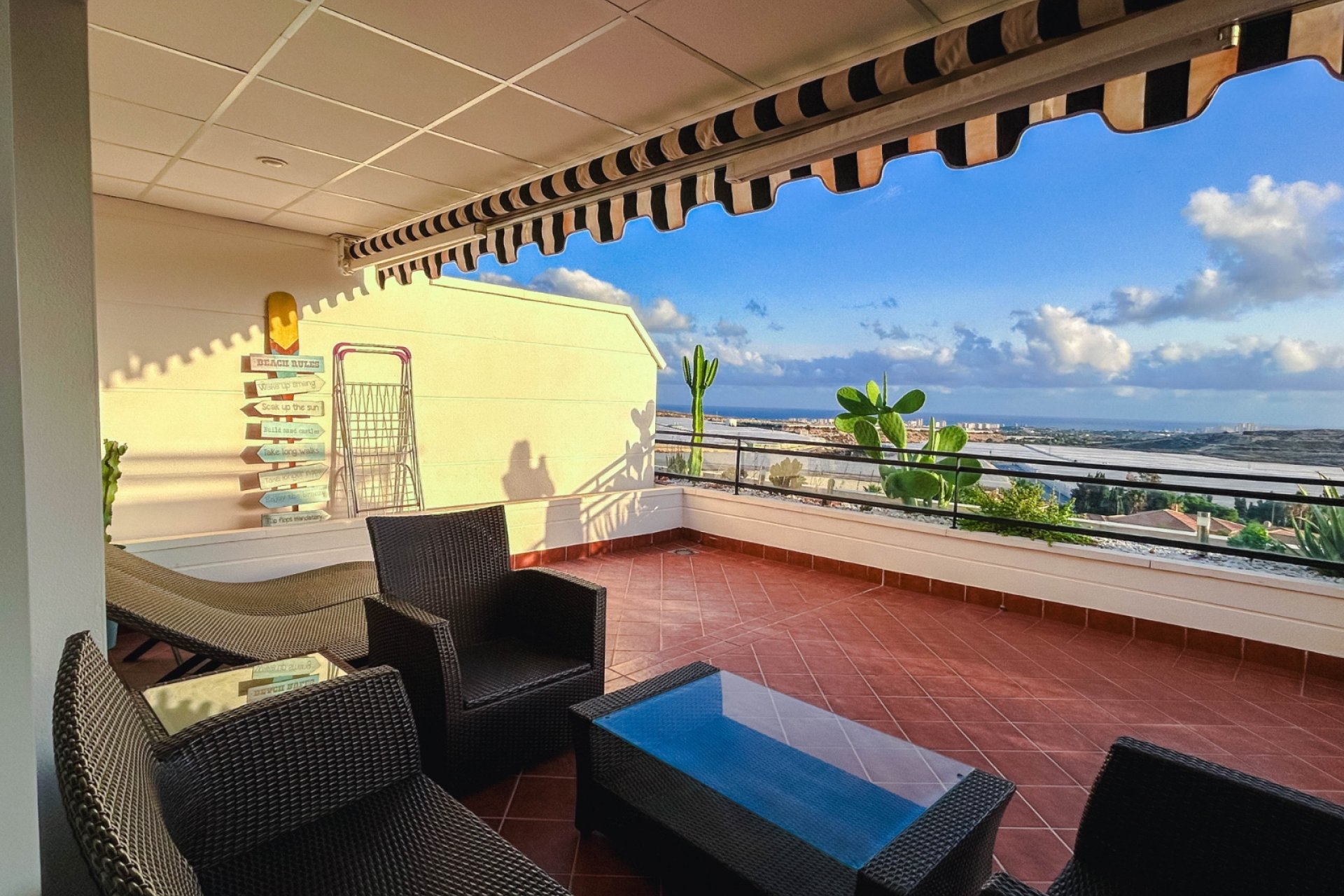 Ruim appartement met 2 slaapkamers, groot terras en zwembad in Mutxamel, Costa Blanca