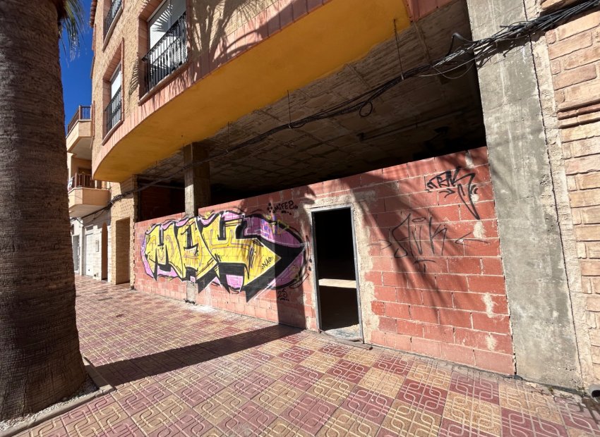 Ruim commercieel pand te koop in Jacarilla, toplocatie en investeringskans