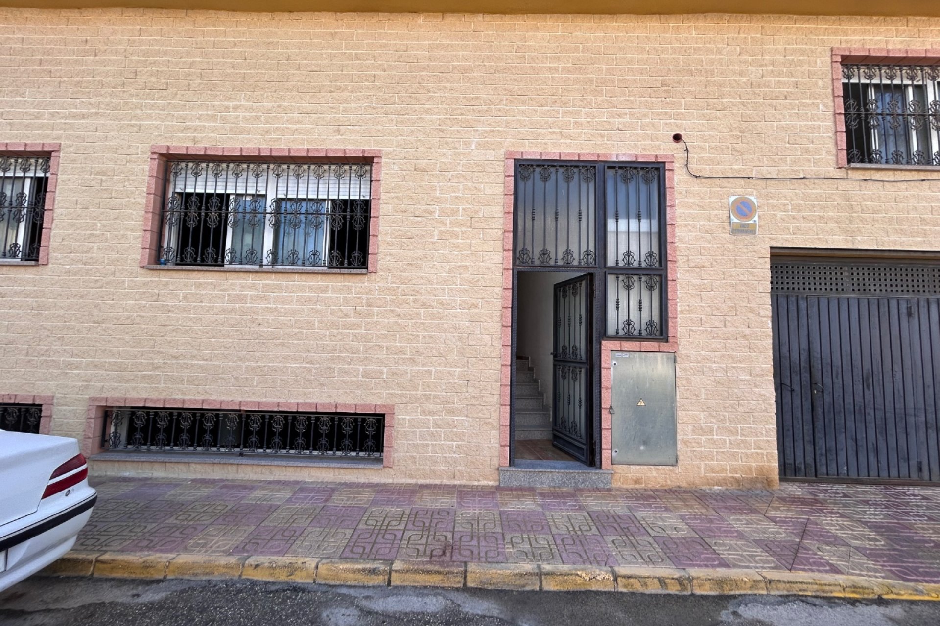 Ruim commercieel pand te koop in Jacarilla, toplocatie en investeringskans