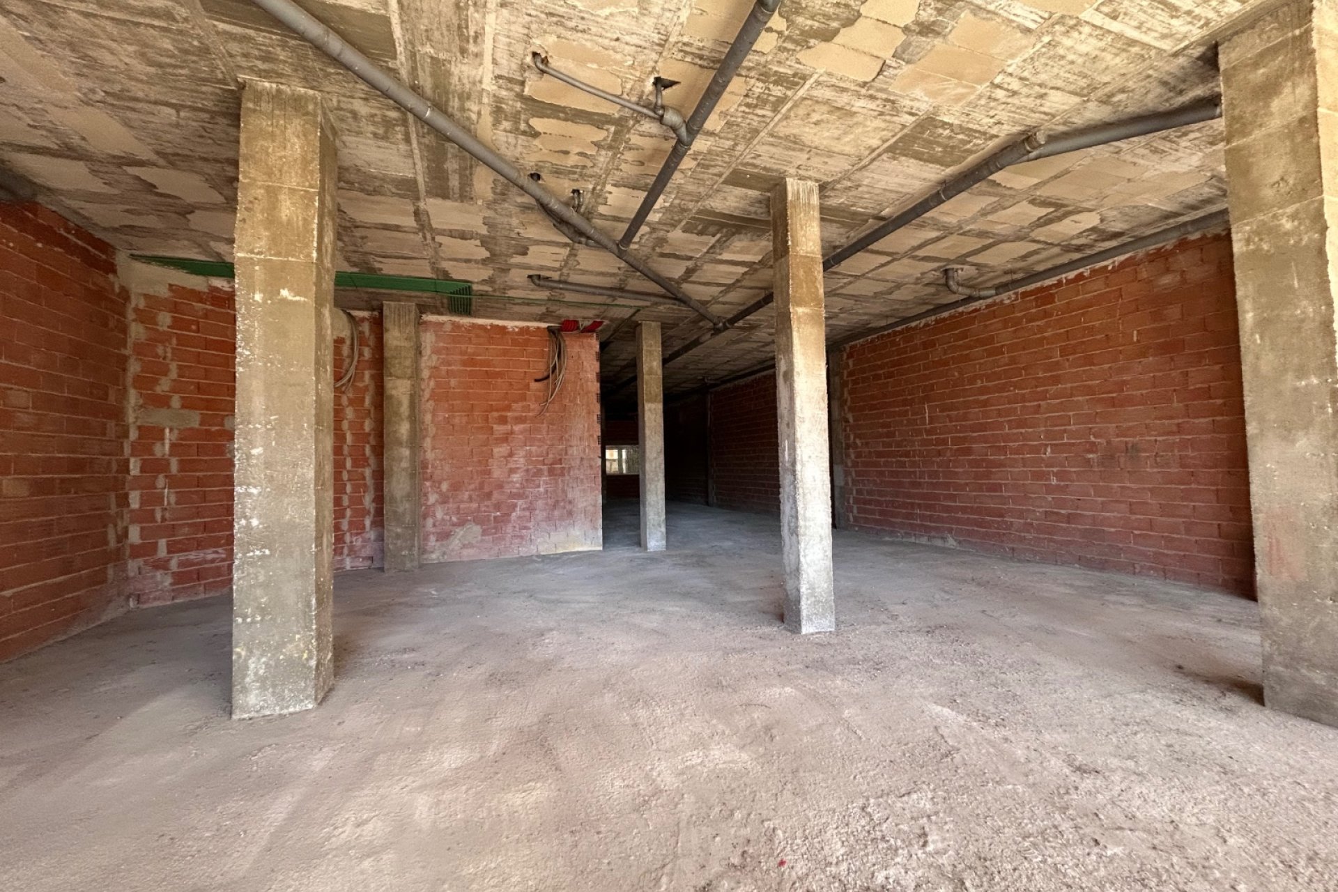 Ruim commercieel pand te koop in Jacarilla, toplocatie en investeringskans