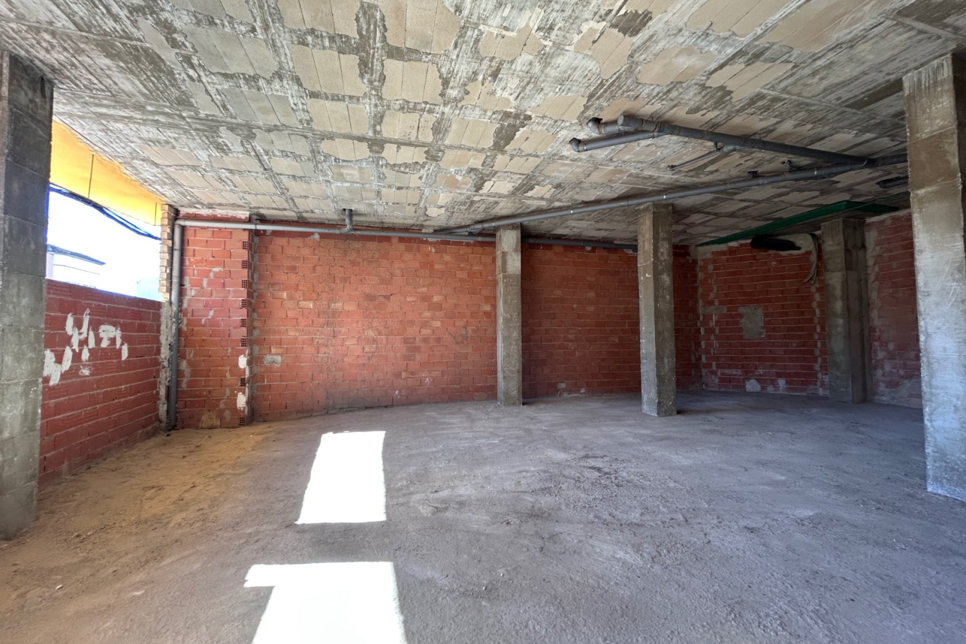 Ruim commercieel pand te koop in Jacarilla, toplocatie en investeringskans