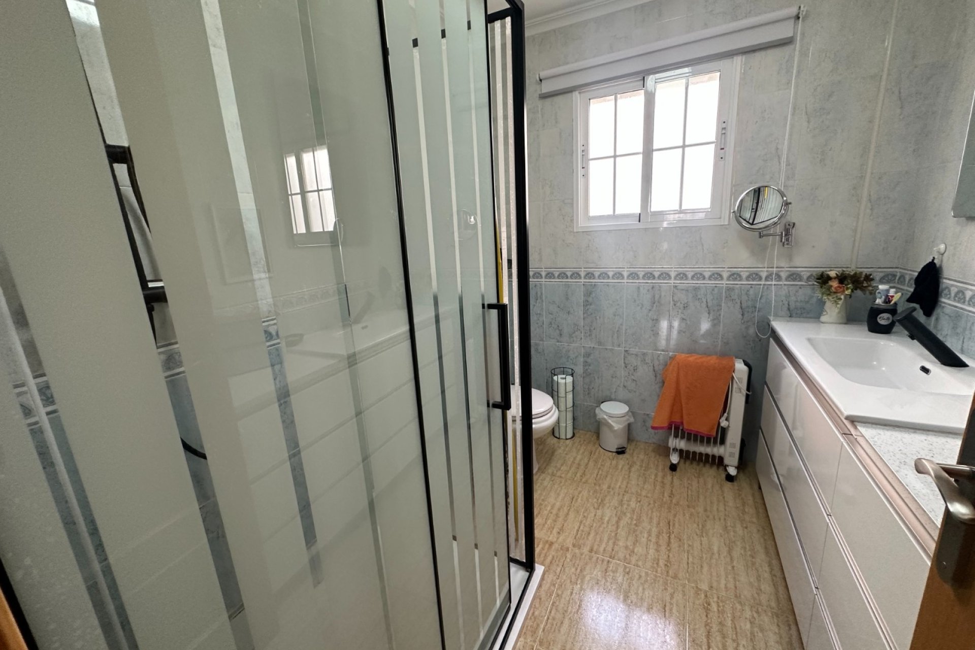 Ruim herenhuis in Bigastro met 3 slaapkamers, garage en panoramisch uitzicht