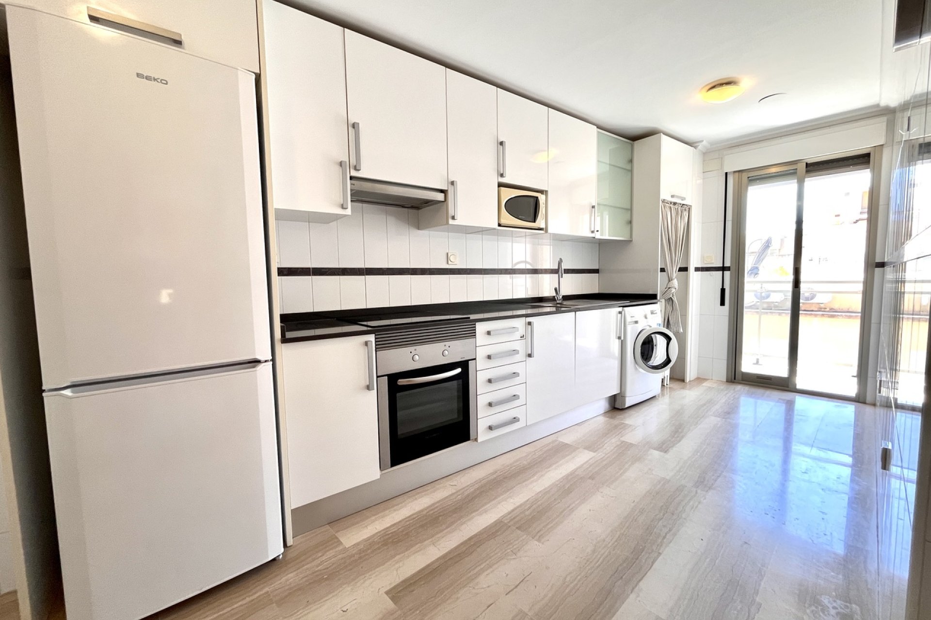 Ruim modern appartement met 4 slaapkamers nabij het strand in Santa Pola