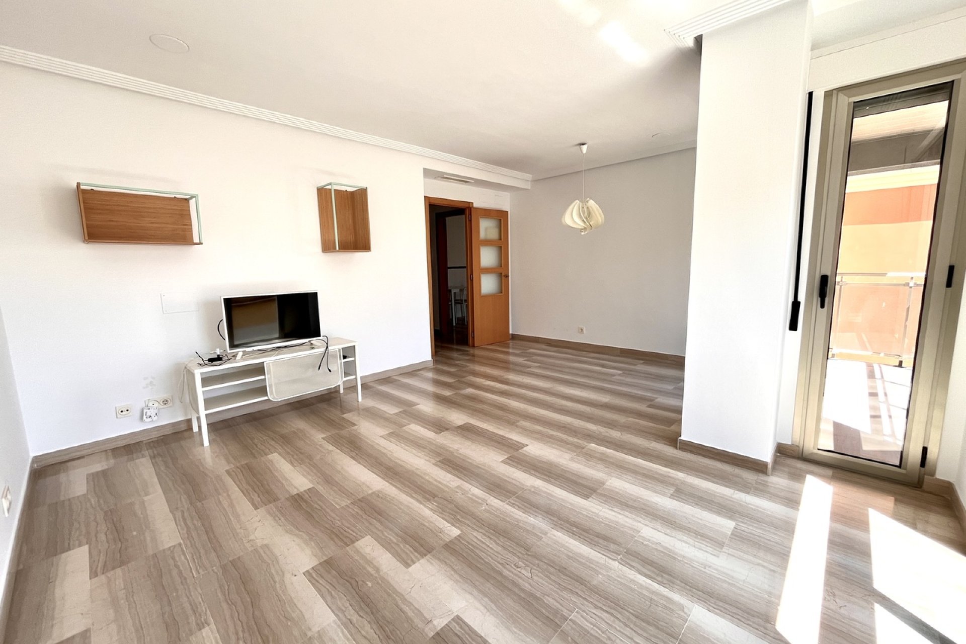Ruim modern appartement met 4 slaapkamers nabij het strand in Santa Pola