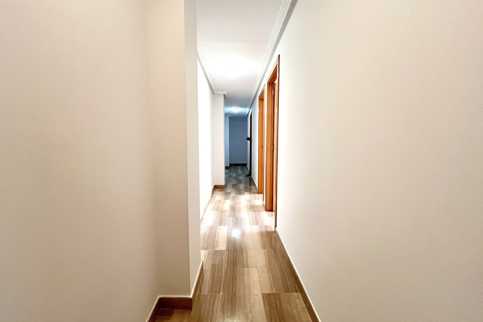 Ruim modern appartement met 4 slaapkamers nabij het strand in Santa Pola