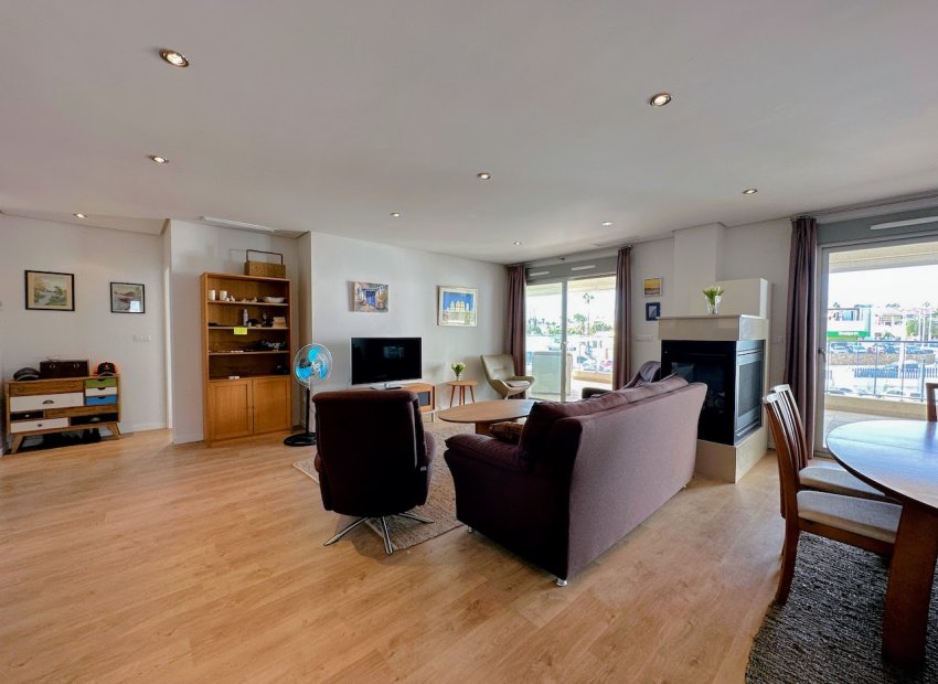 Ruim modern appartement met zeezicht en luxe voorzieningen in Orihuela Costa