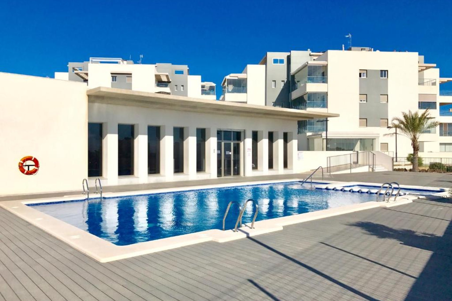 Ruim modern appartement met zeezicht en luxe voorzieningen in Orihuela Costa