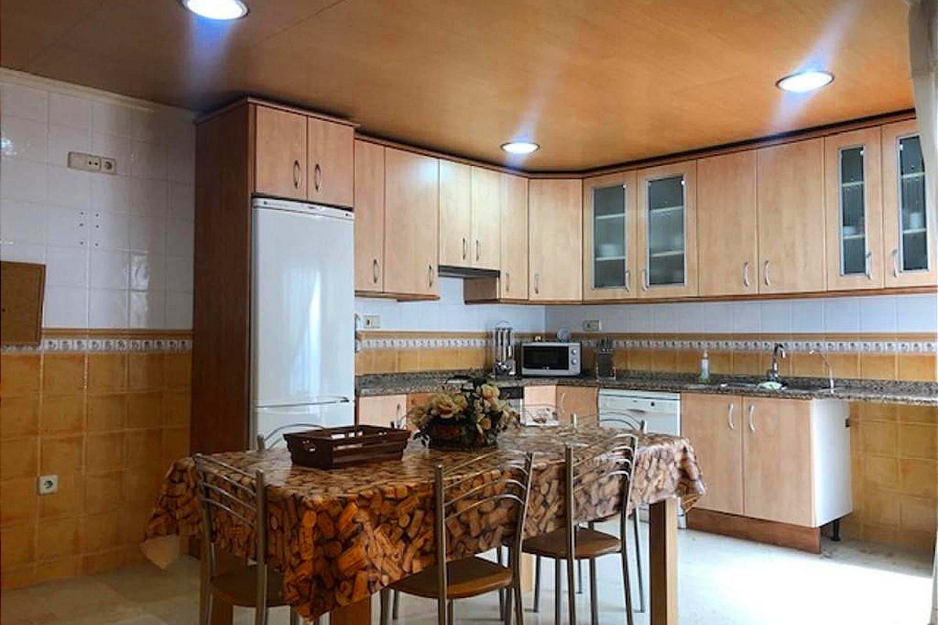 Ruime townhouse in La Nucia met 4 slaapkamers, terras en dubbele garage