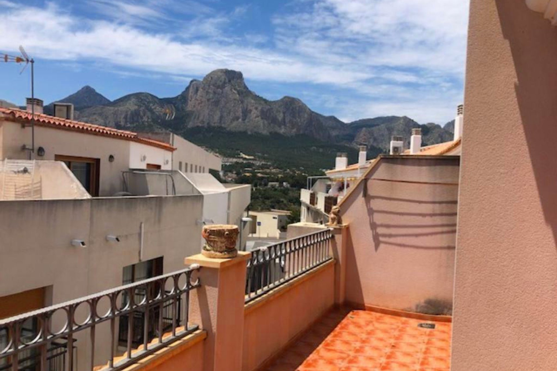 Ruime townhouse in La Nucia met 4 slaapkamers, terras en dubbele garage