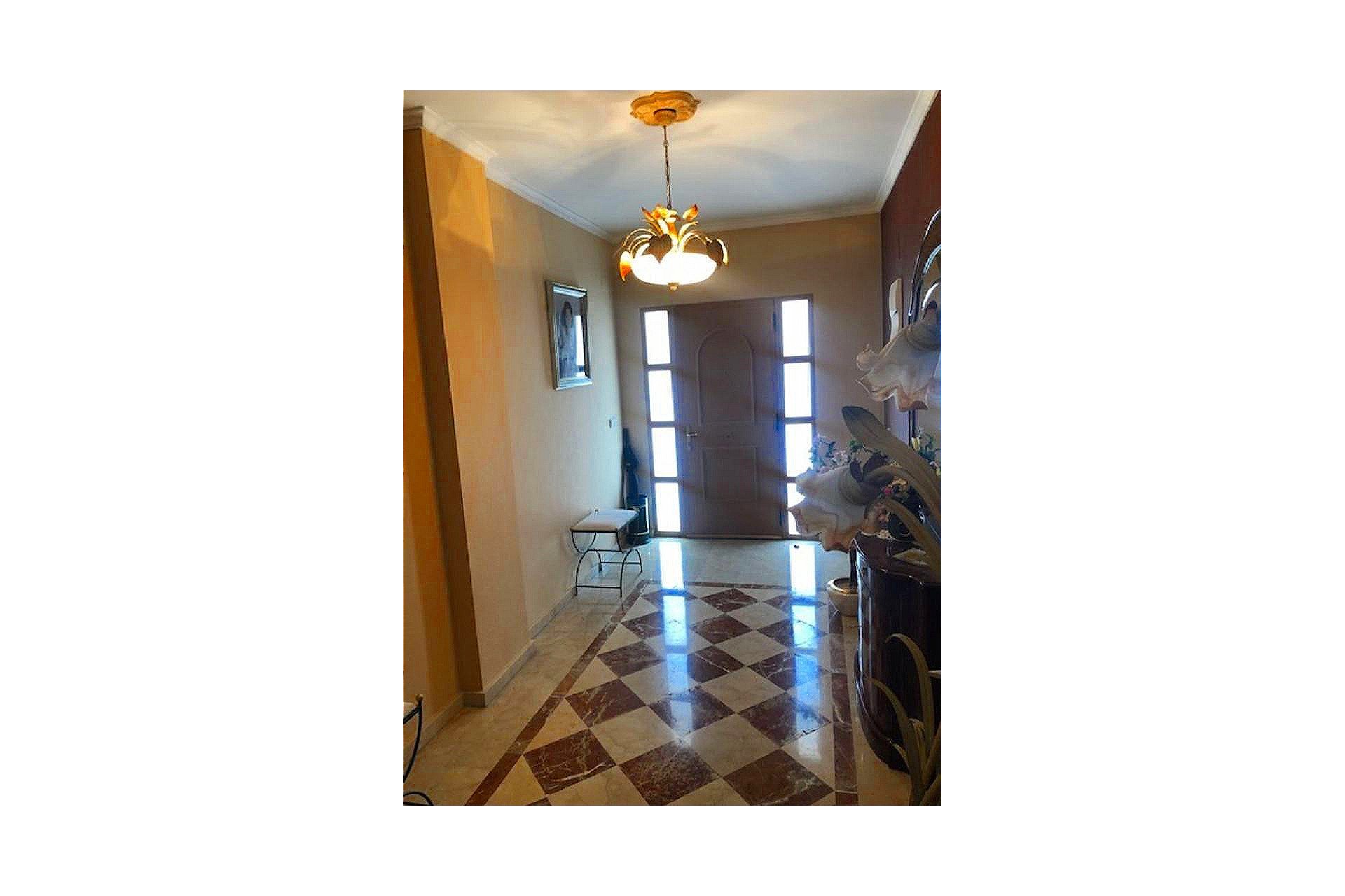 Ruime townhouse in La Nucia met 4 slaapkamers, terras en dubbele garage