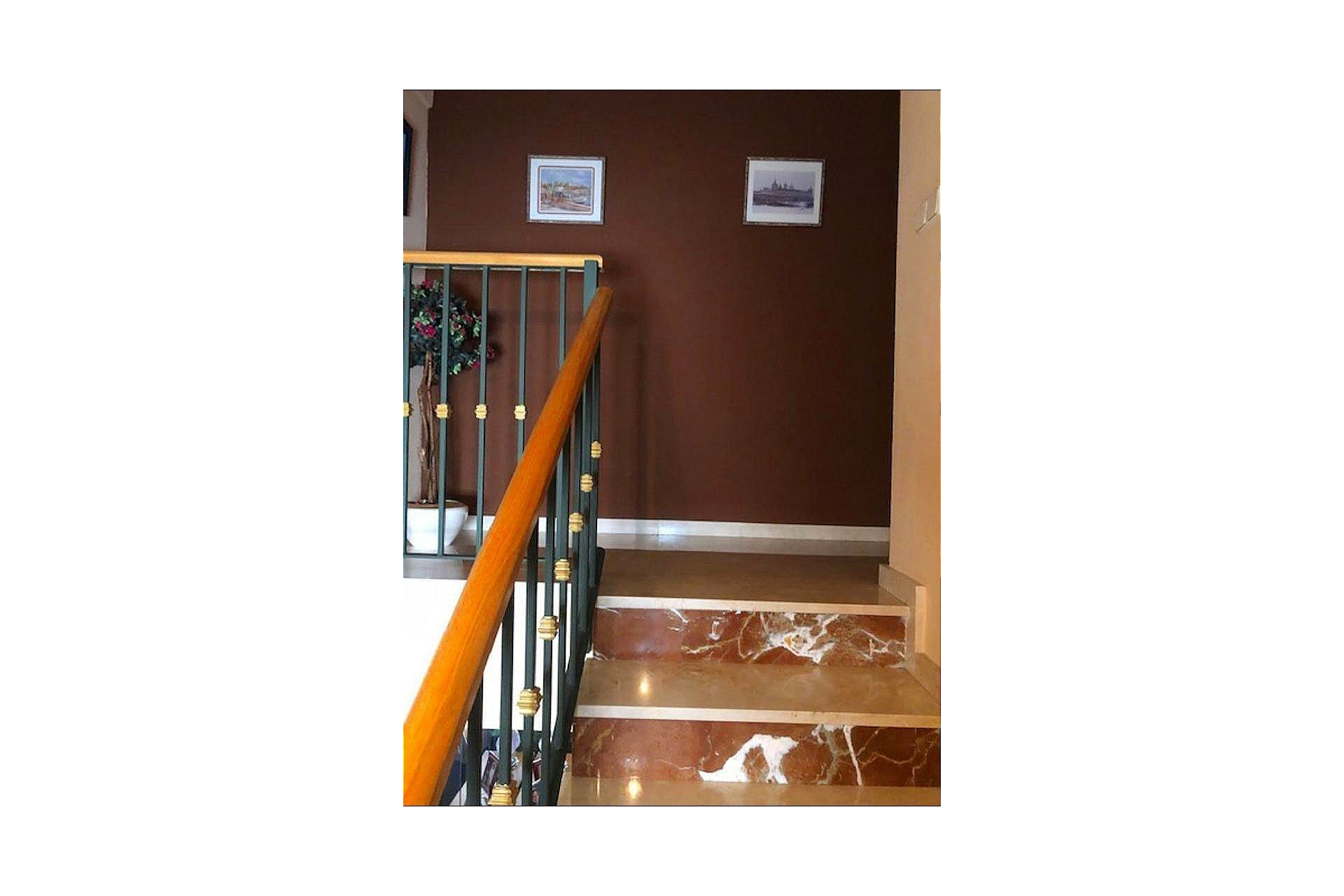 Ruime townhouse in La Nucia met 4 slaapkamers, terras en dubbele garage