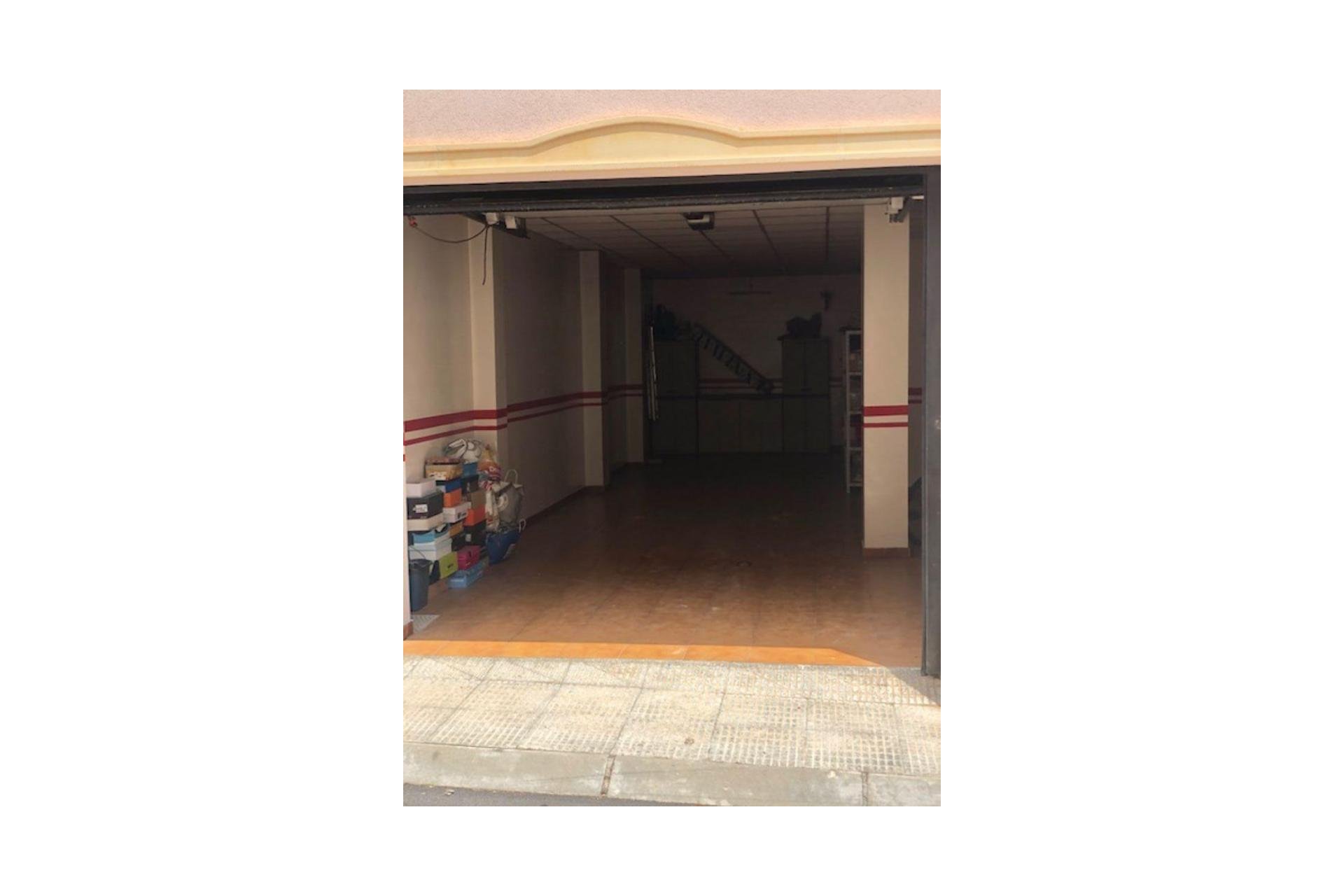 Ruime townhouse in La Nucia met 4 slaapkamers, terras en dubbele garage