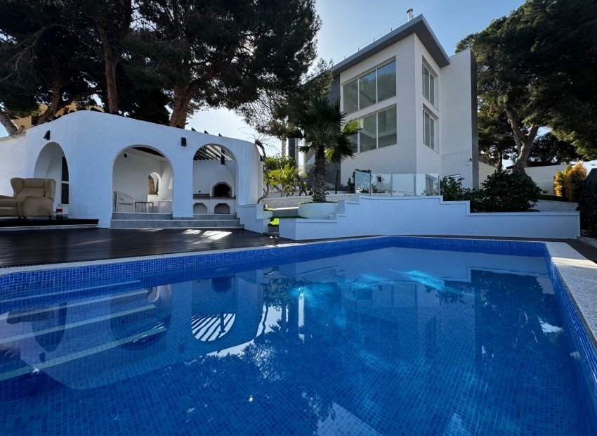 Ruime villa in Torrevieja met 6 slaapkamers en privézwembad