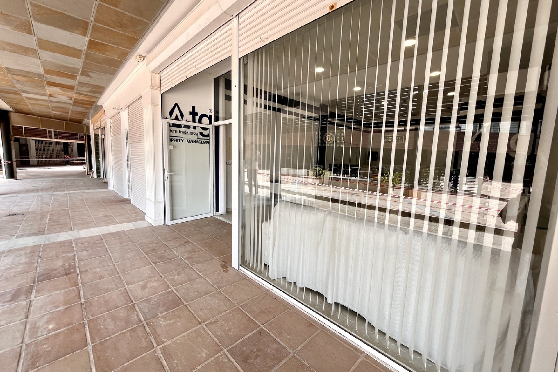 Se vende oficina moderna y totalmente amueblada en Playa Flamenca, Orihuela Costa