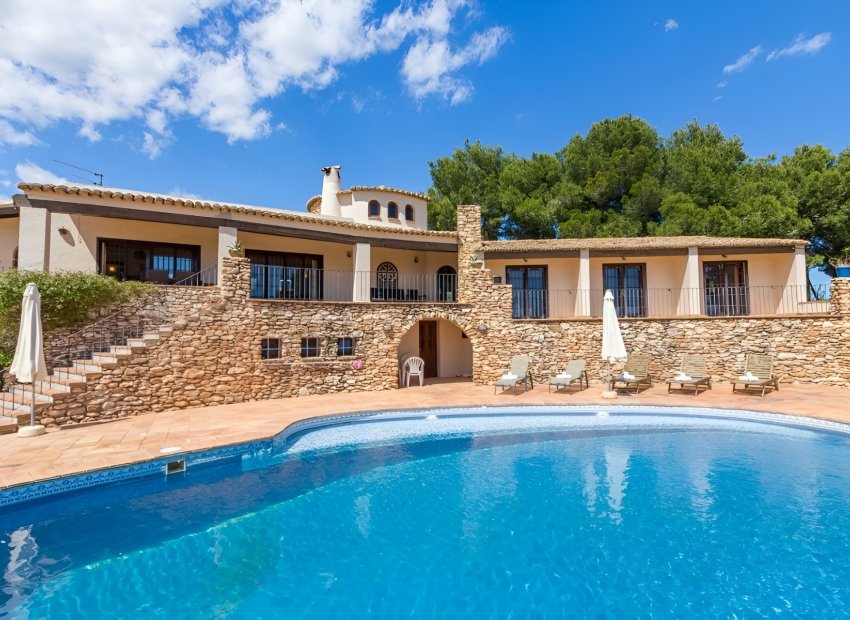 Se vende villa de lujo en Calpe con piscina privada y amplio jardín