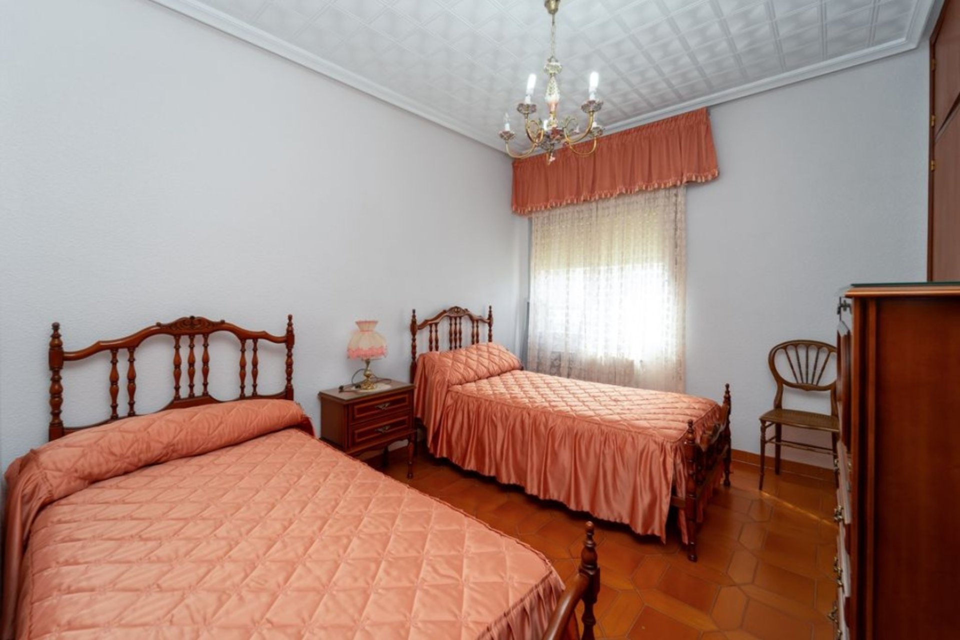 Semi-detached villa with 4 bedrooms, private garage, and garden in Salinas, Costa Blanca