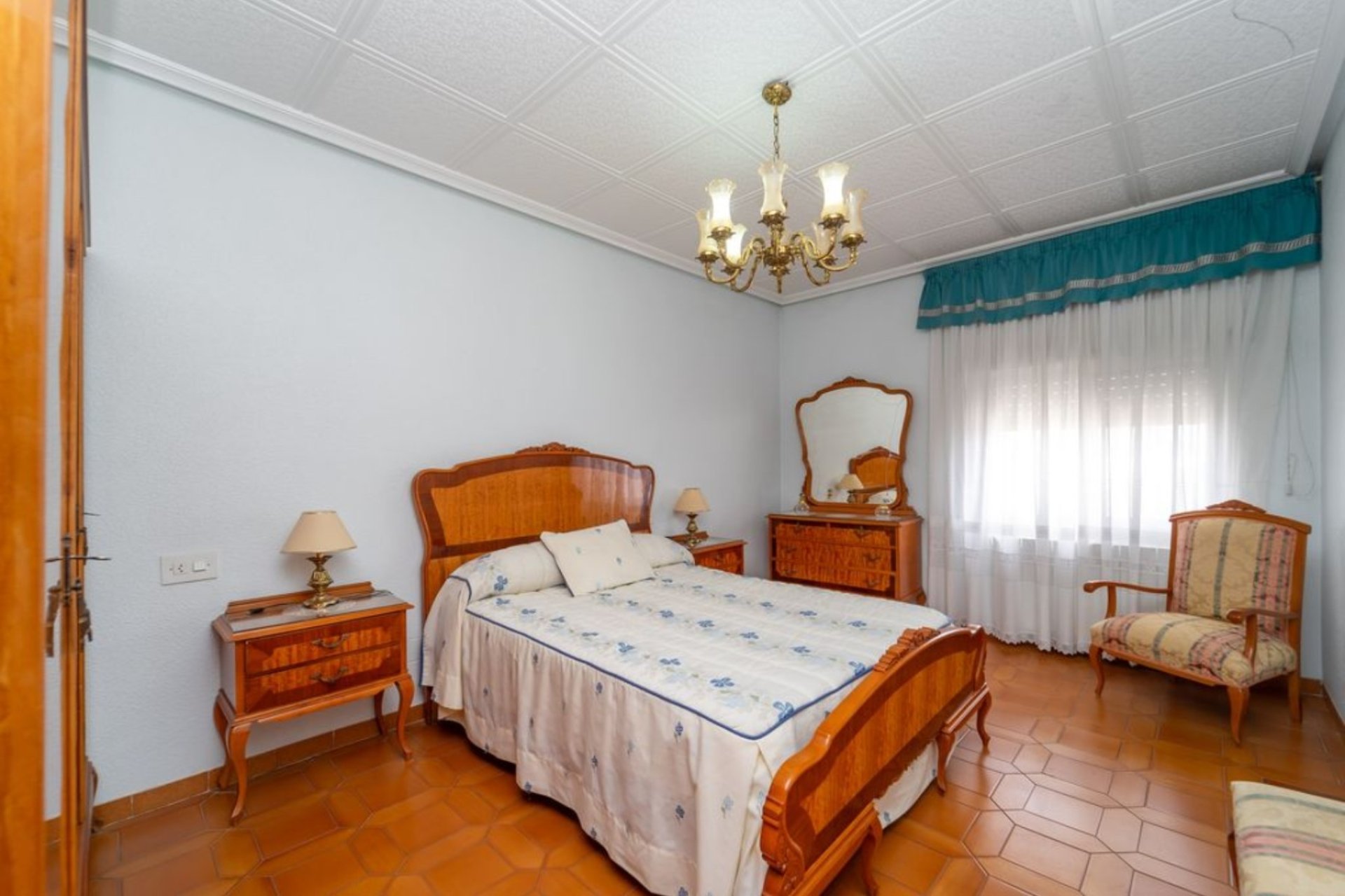 Semi-detached villa with 4 bedrooms, private garage, and garden in Salinas, Costa Blanca