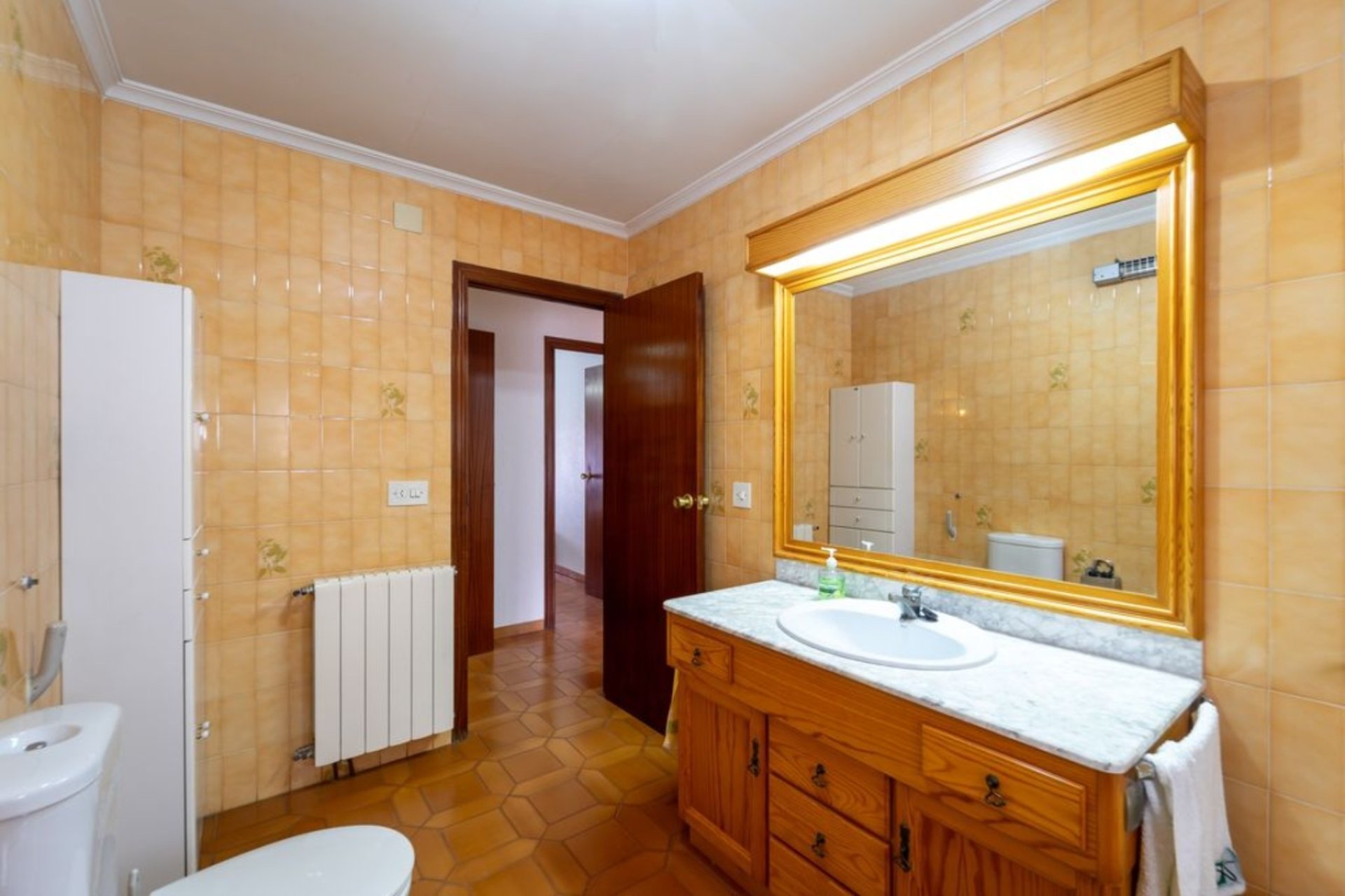 Semi-detached villa with 4 bedrooms, private garage, and garden in Salinas, Costa Blanca