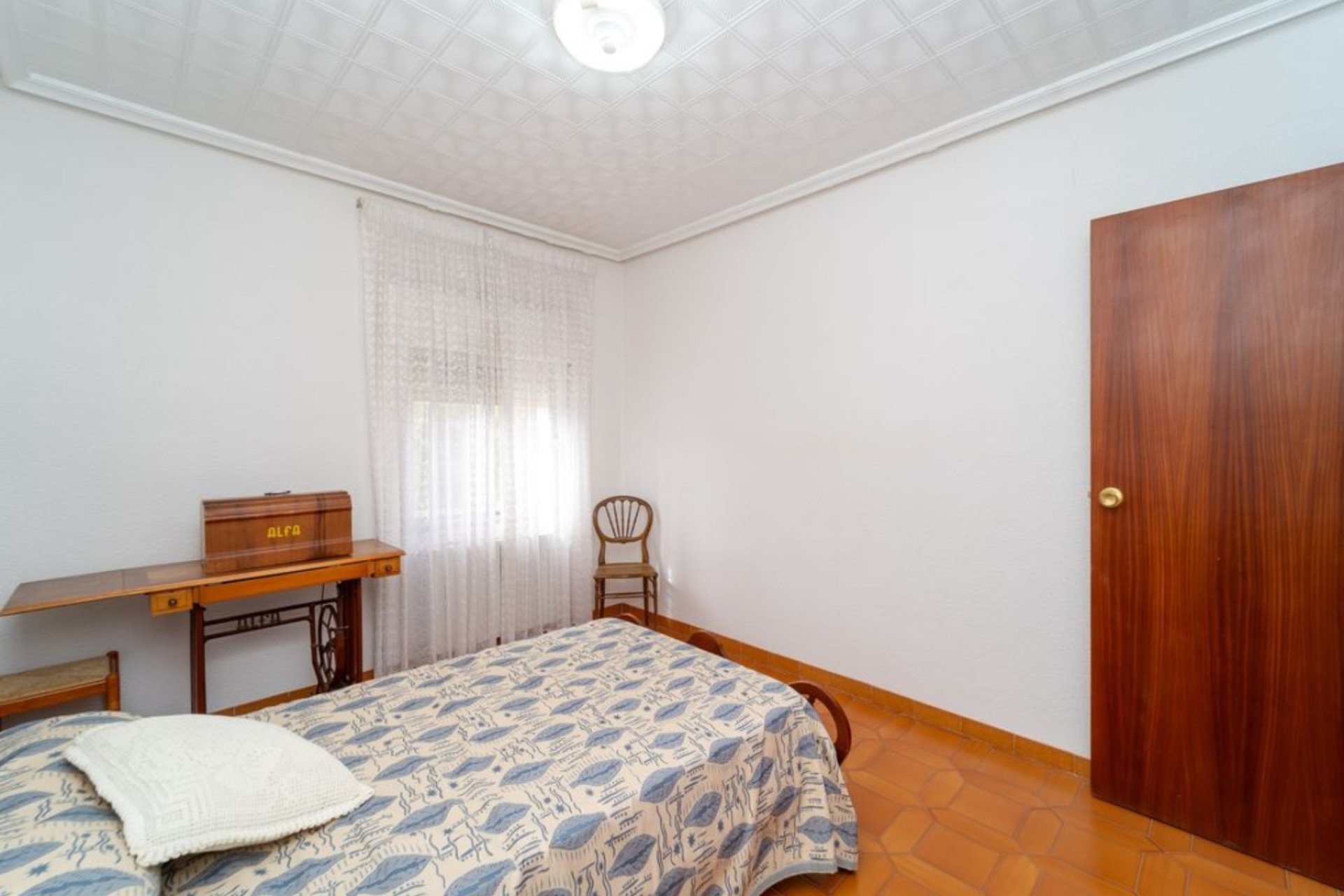 Semi-detached villa with 4 bedrooms, private garage, and garden in Salinas, Costa Blanca