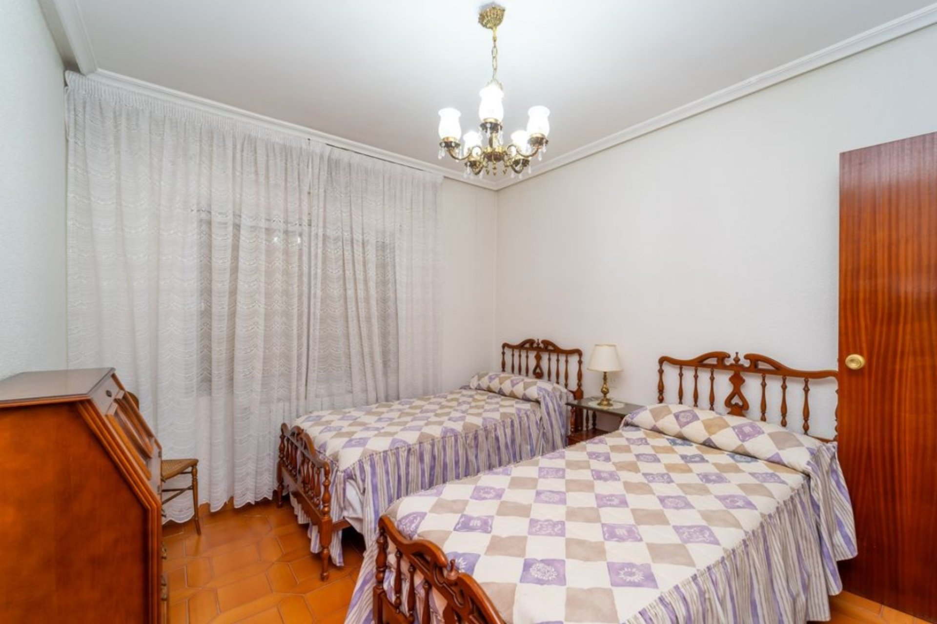 Semi-detached villa with 4 bedrooms, private garage, and garden in Salinas, Costa Blanca