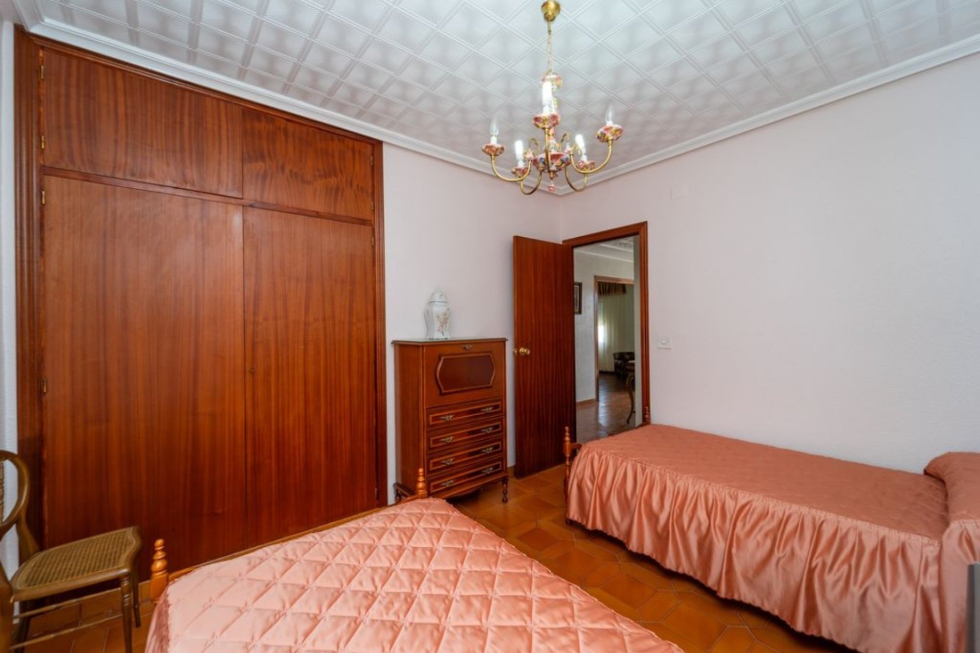 Semi-detached villa with 4 bedrooms, private garage, and garden in Salinas, Costa Blanca