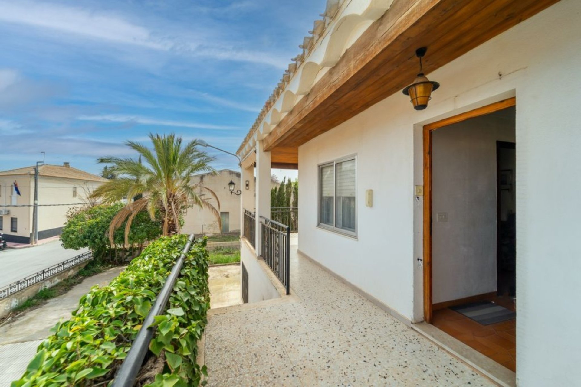 Semi-detached villa with 4 bedrooms, private garage, and garden in Salinas, Costa Blanca