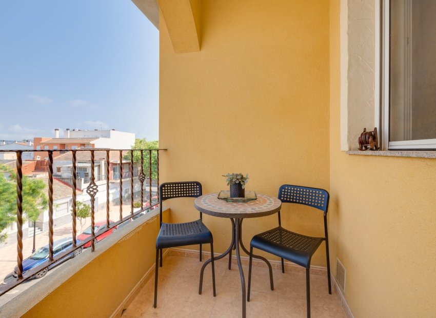 Spacious 3-bedroom apartment in downtown Jacarilla with a balcony and elevator