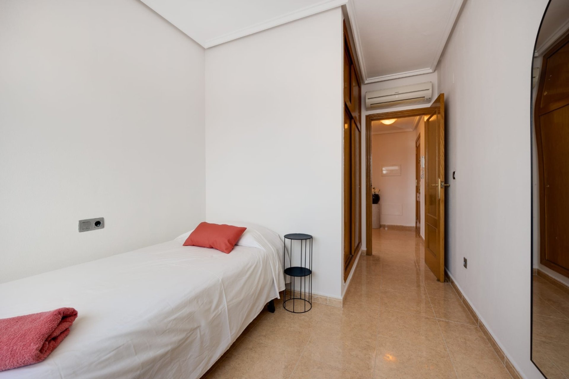 Spacious 3-bedroom apartment in downtown Jacarilla with a balcony and elevator