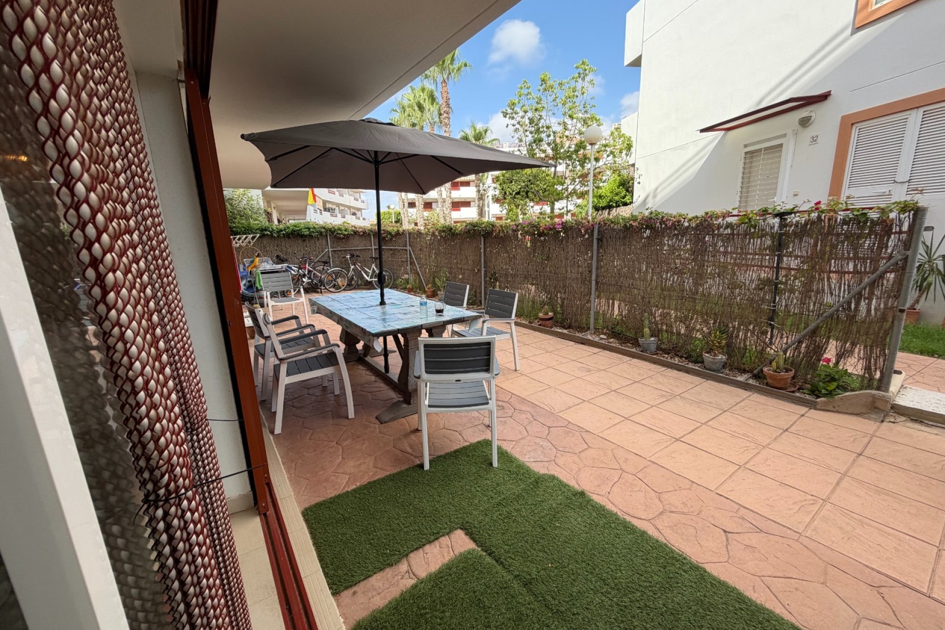 Spacious 3-bedroom apartment in Orihuela with a pool