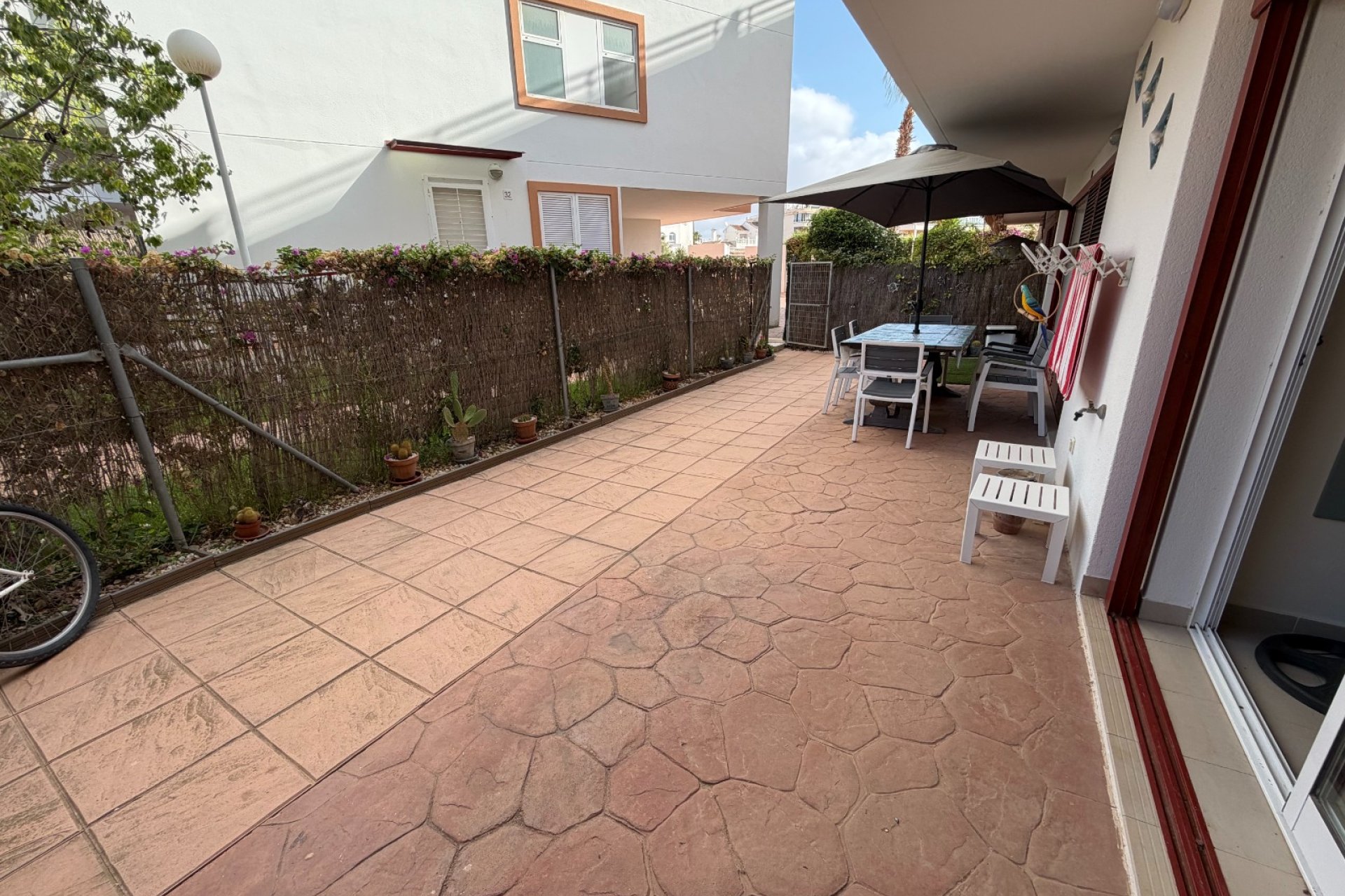 Spacious 3-bedroom apartment in Orihuela with a pool