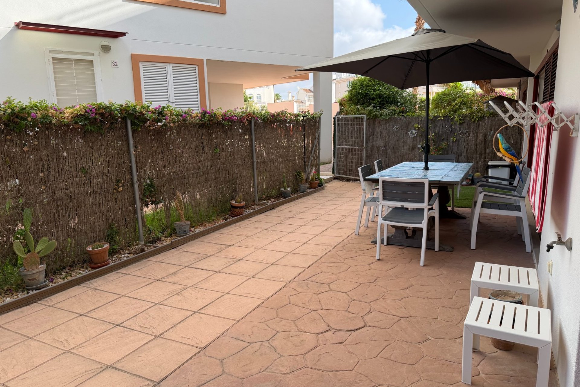 Spacious 3-bedroom apartment in Orihuela with a pool