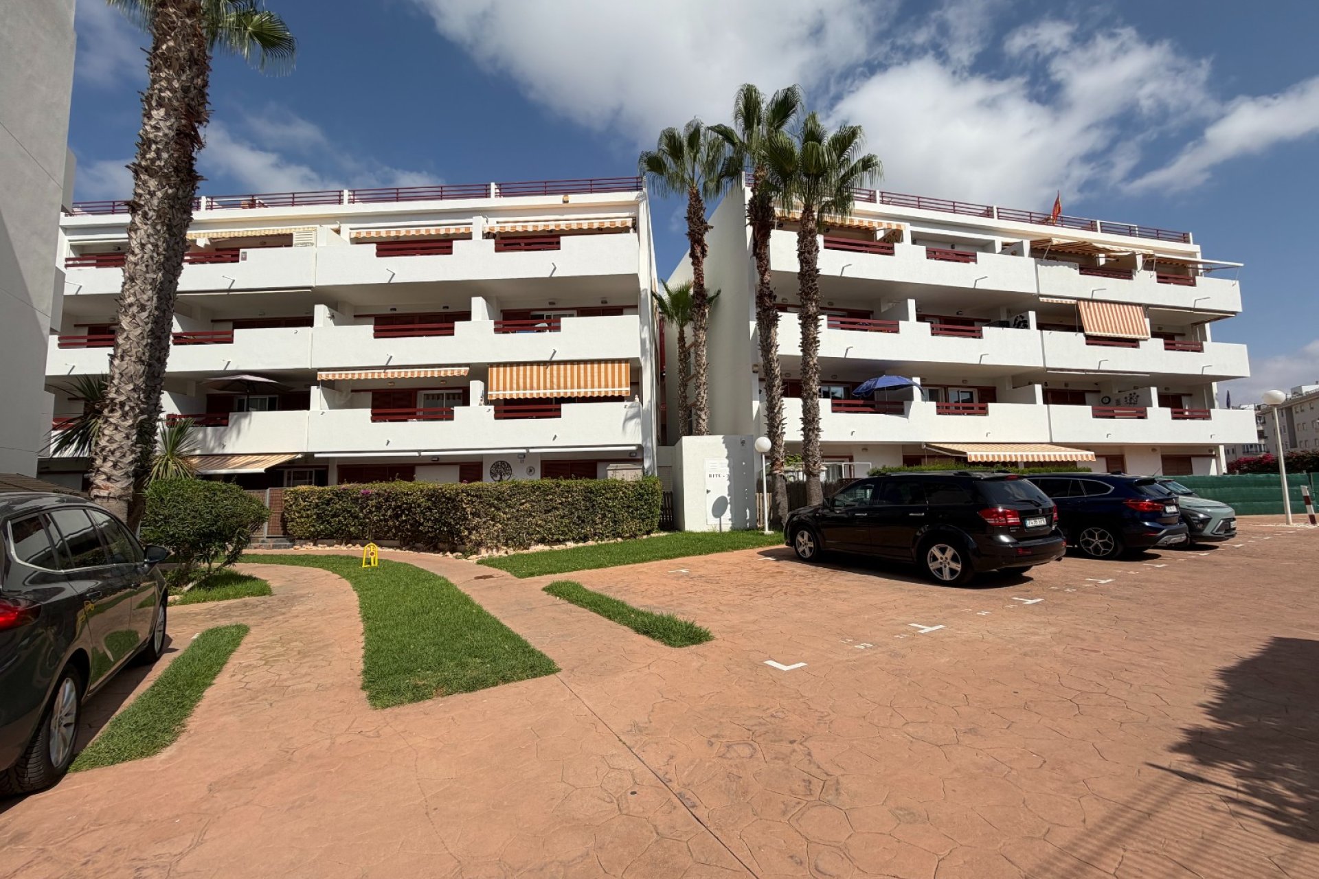 Spacious 3-bedroom apartment in Orihuela with a pool