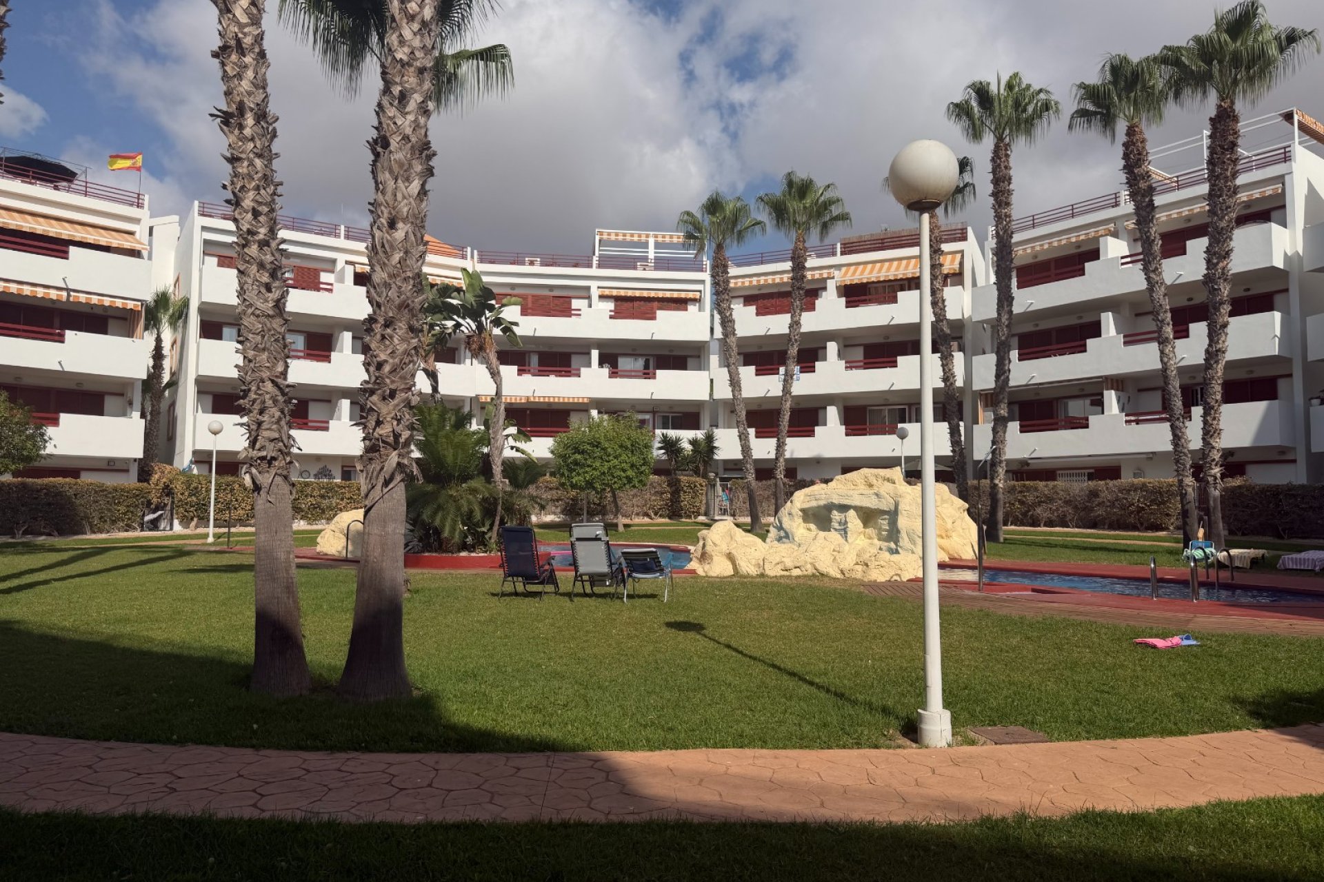 Spacious 3-bedroom apartment in Orihuela with a pool