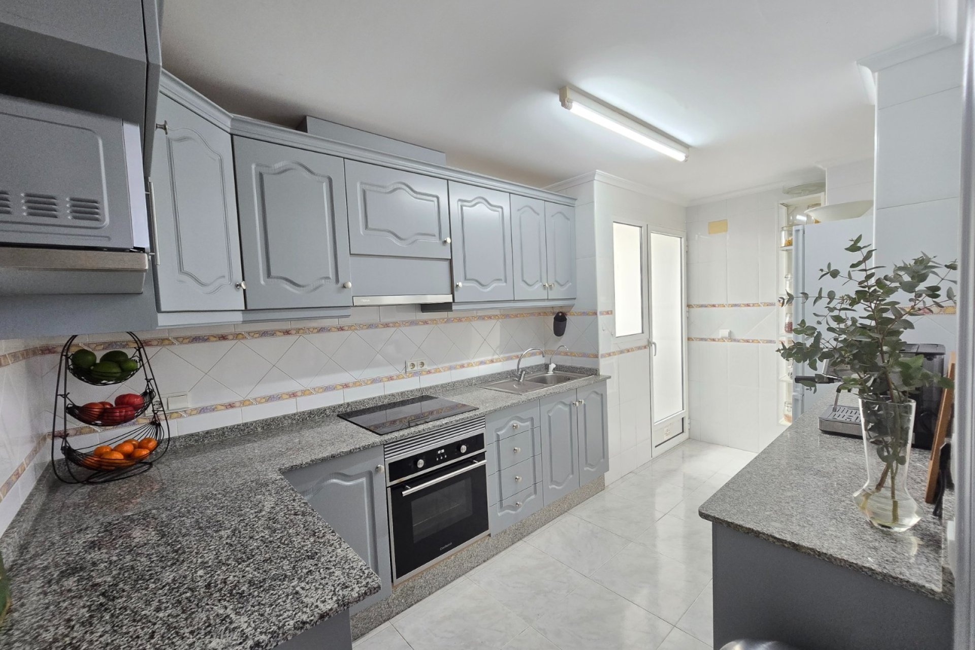 Spacious 3-bedroom apartment with a pool in the heart of Los Montesinos