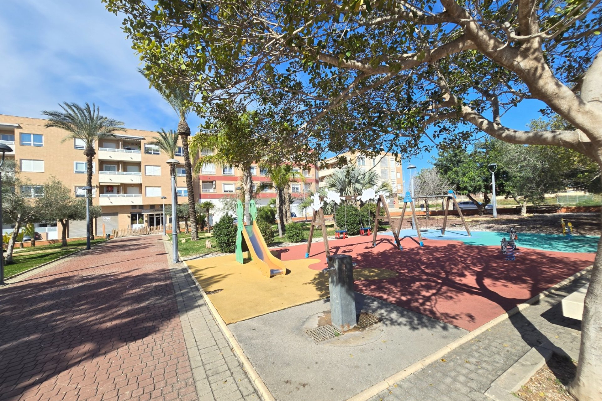 Spacious 3-bedroom apartment with a pool in the heart of Los Montesinos