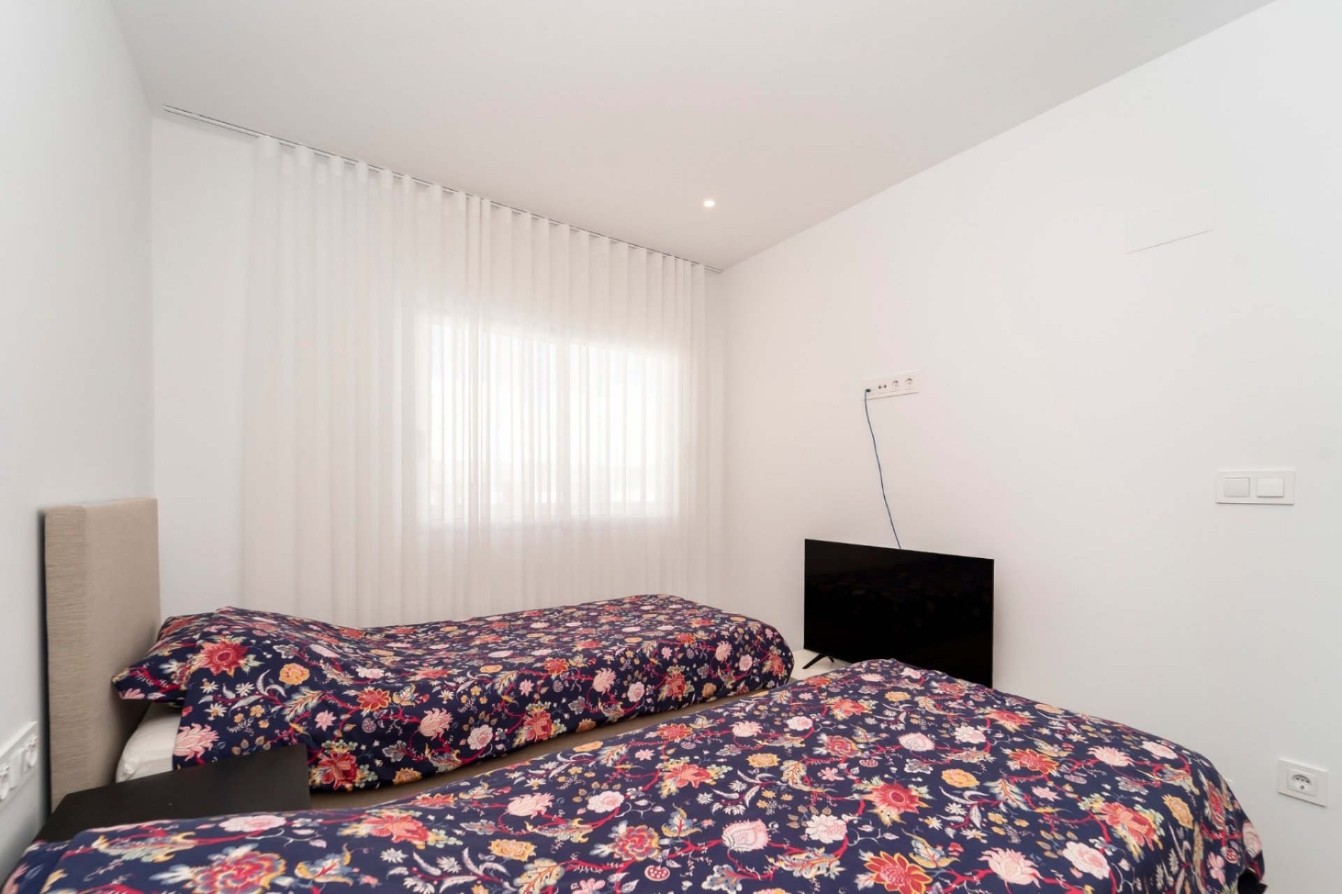 Spacious 3-bedroom apartment with a pool in the heart of Los Montesinos