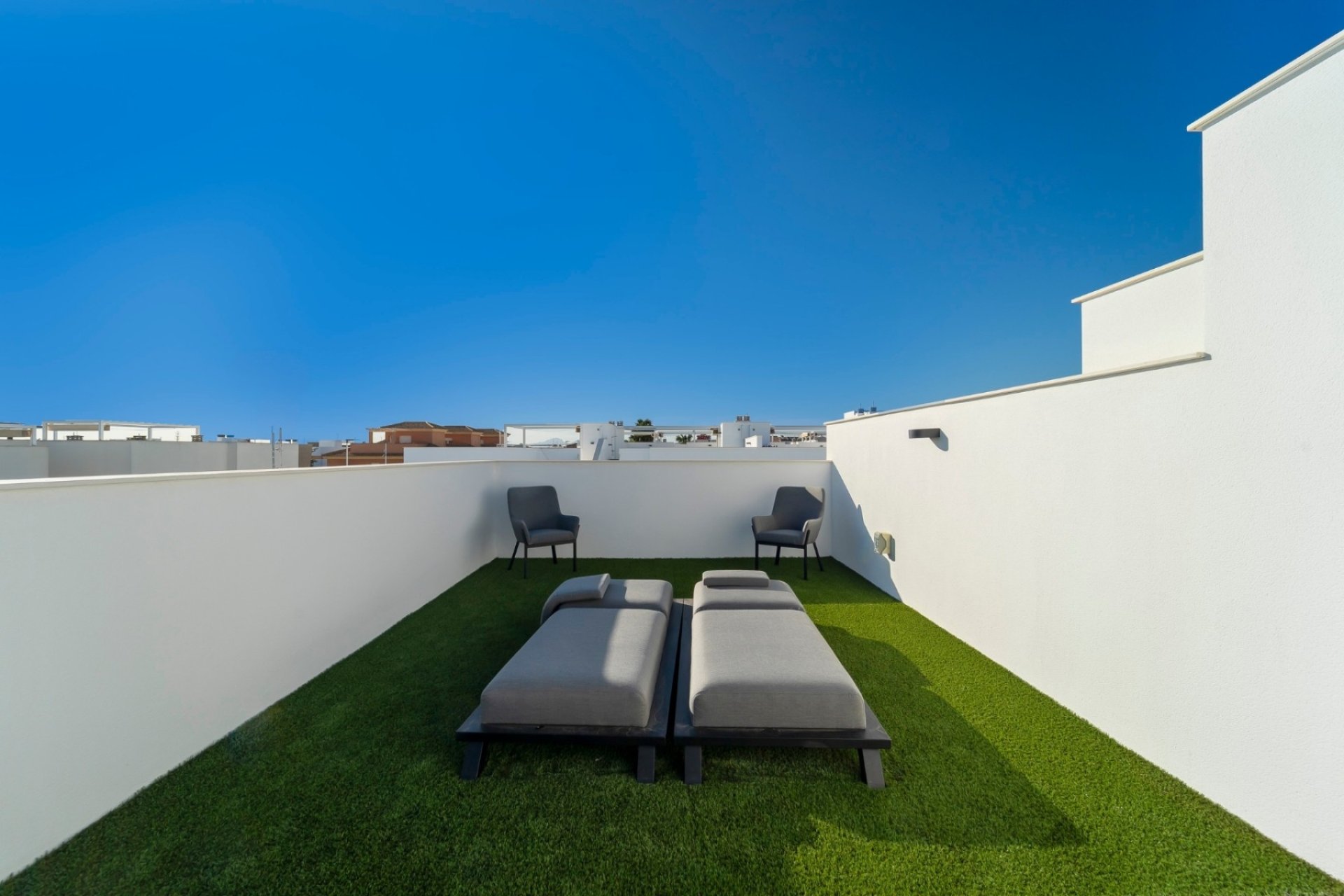 Spacious 3-bedroom apartment with a pool in the heart of Los Montesinos