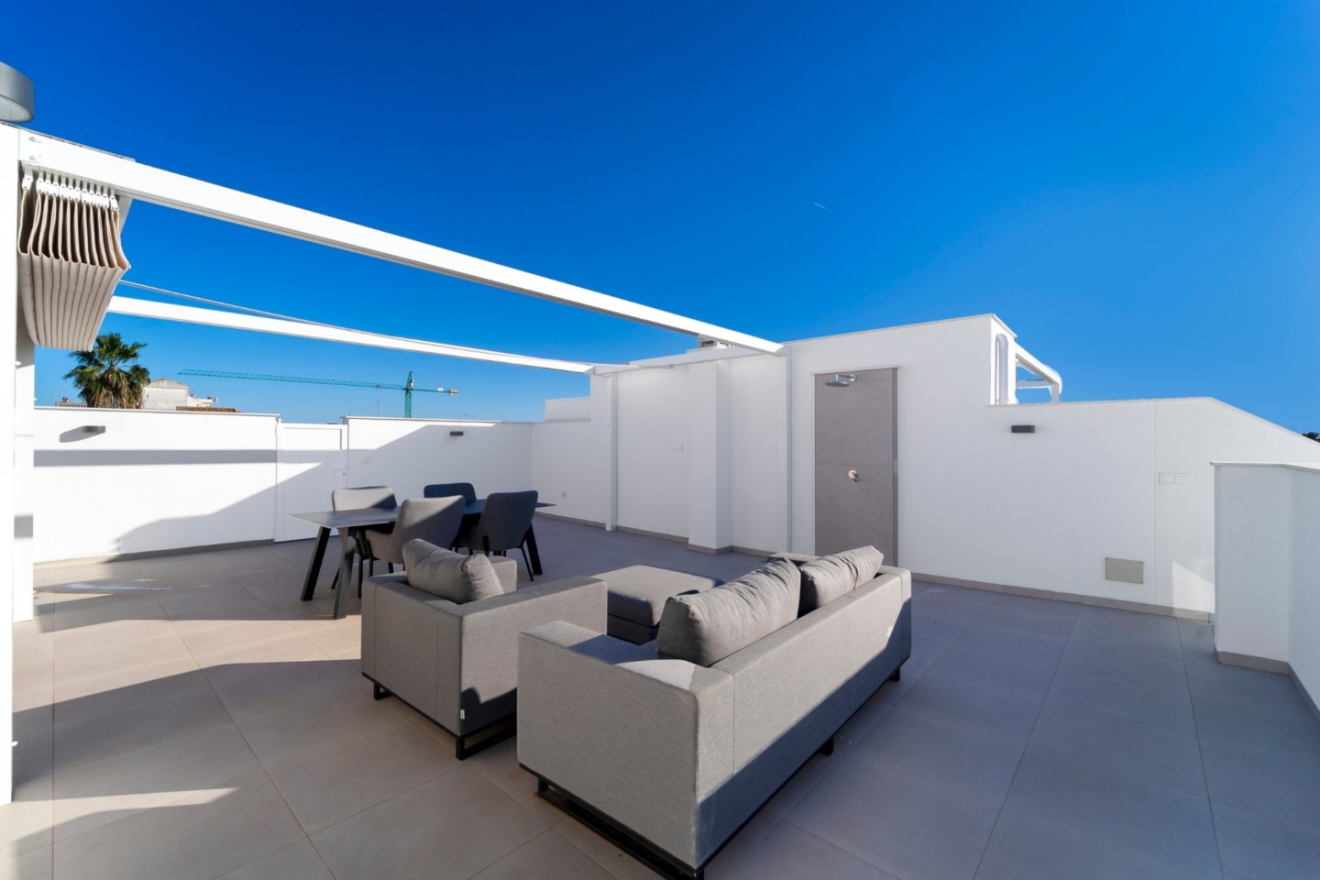 Spacious 3-bedroom apartment with a pool in the heart of Los Montesinos