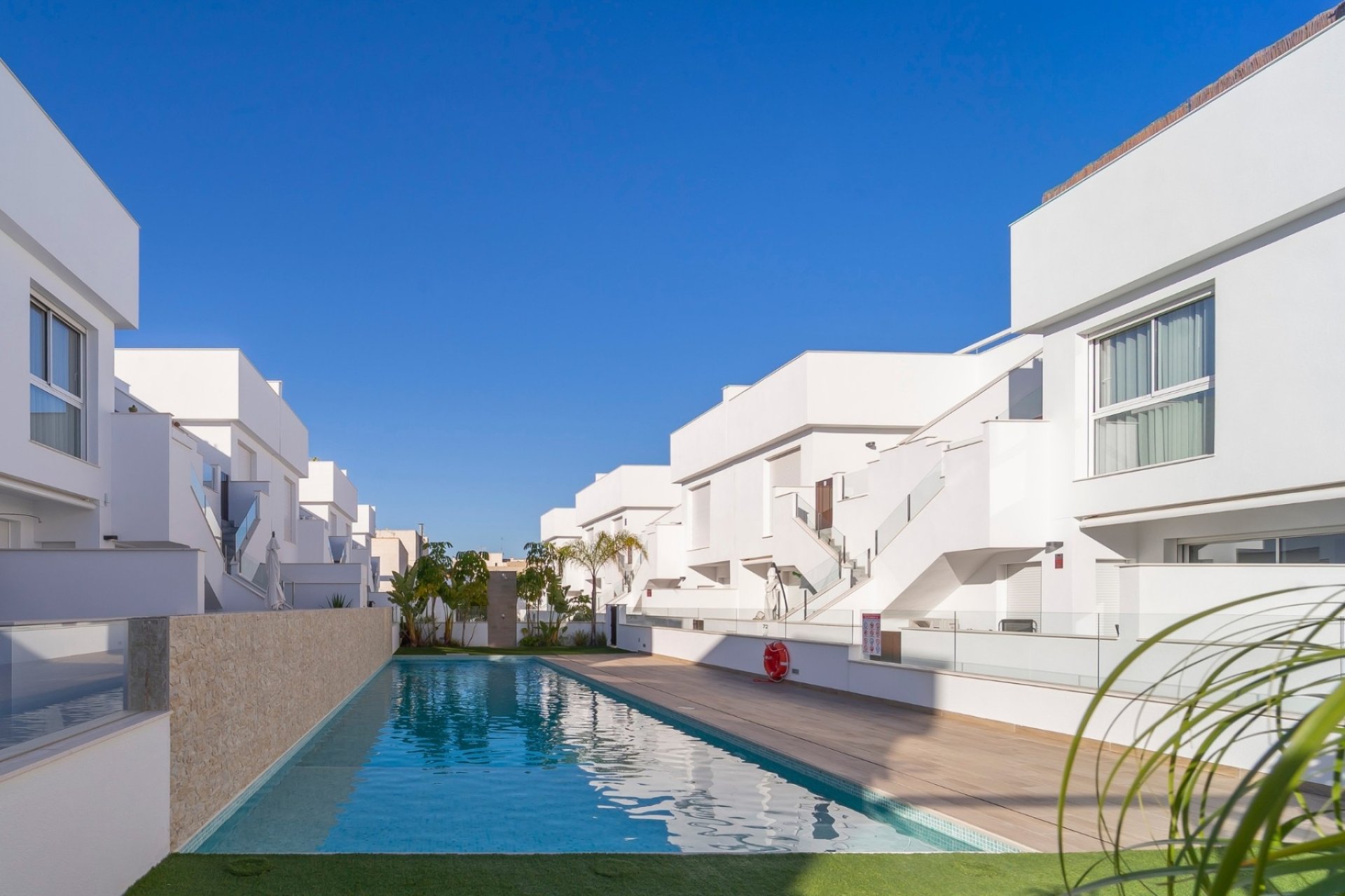 Spacious 3-bedroom apartment with a pool in the heart of Los Montesinos