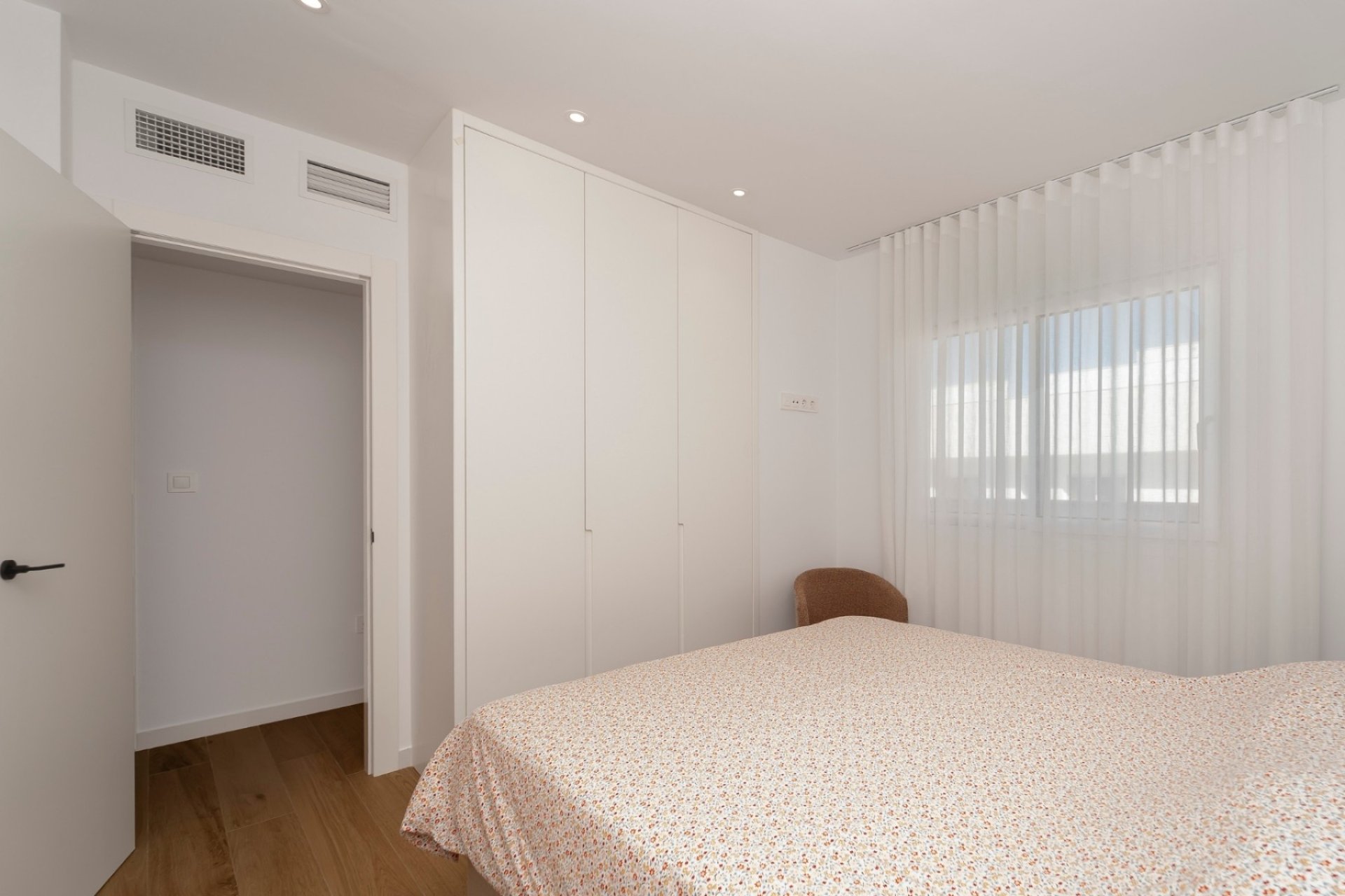 Spacious 3-bedroom apartment with a pool in the heart of Los Montesinos