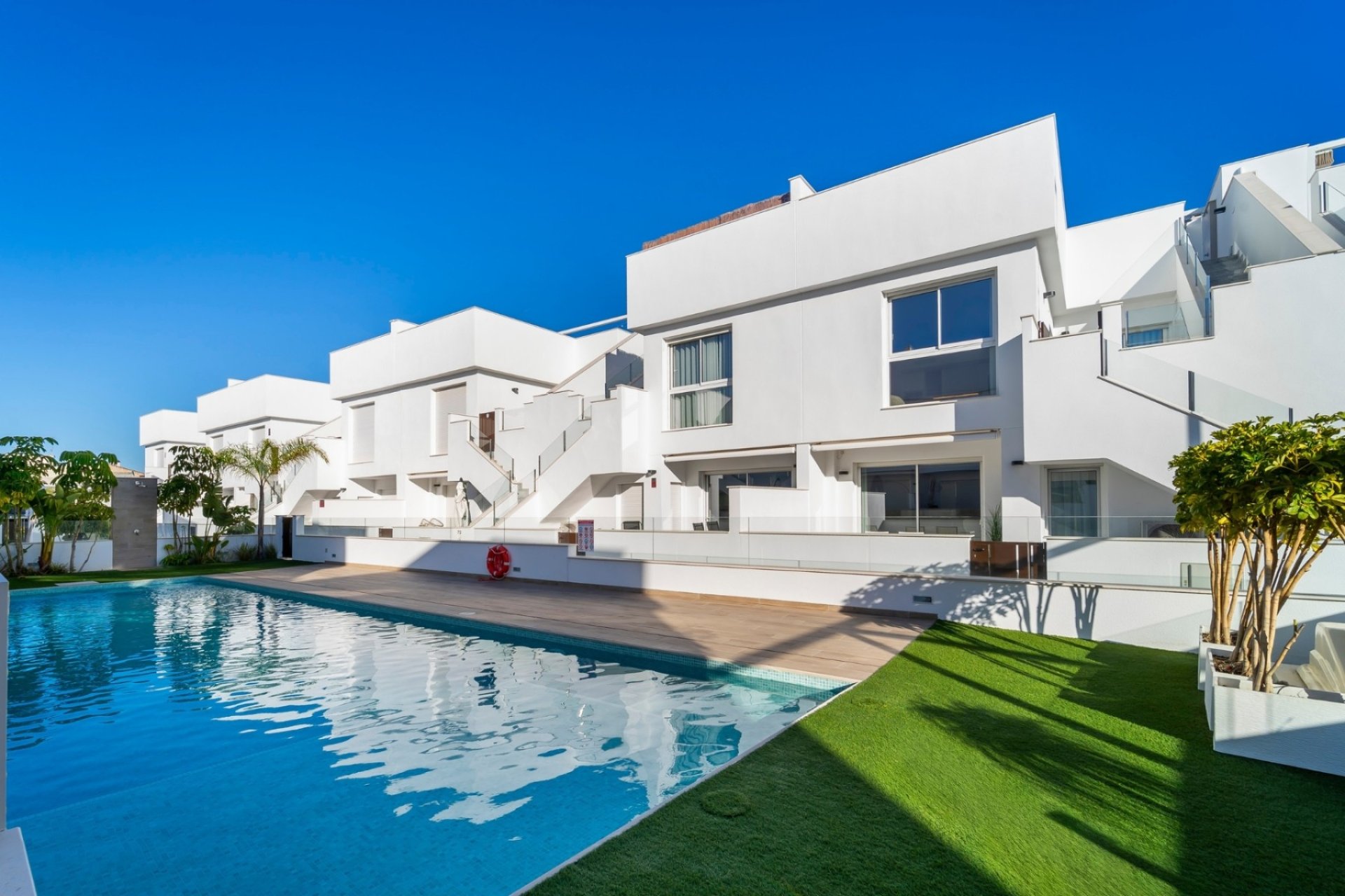 Spacious 3-bedroom apartment with a pool in the heart of Los Montesinos